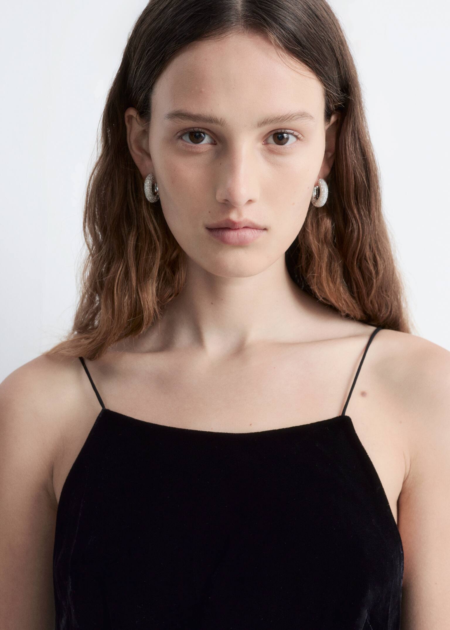 Midilang stropkjole i fløjl - Sort - 5