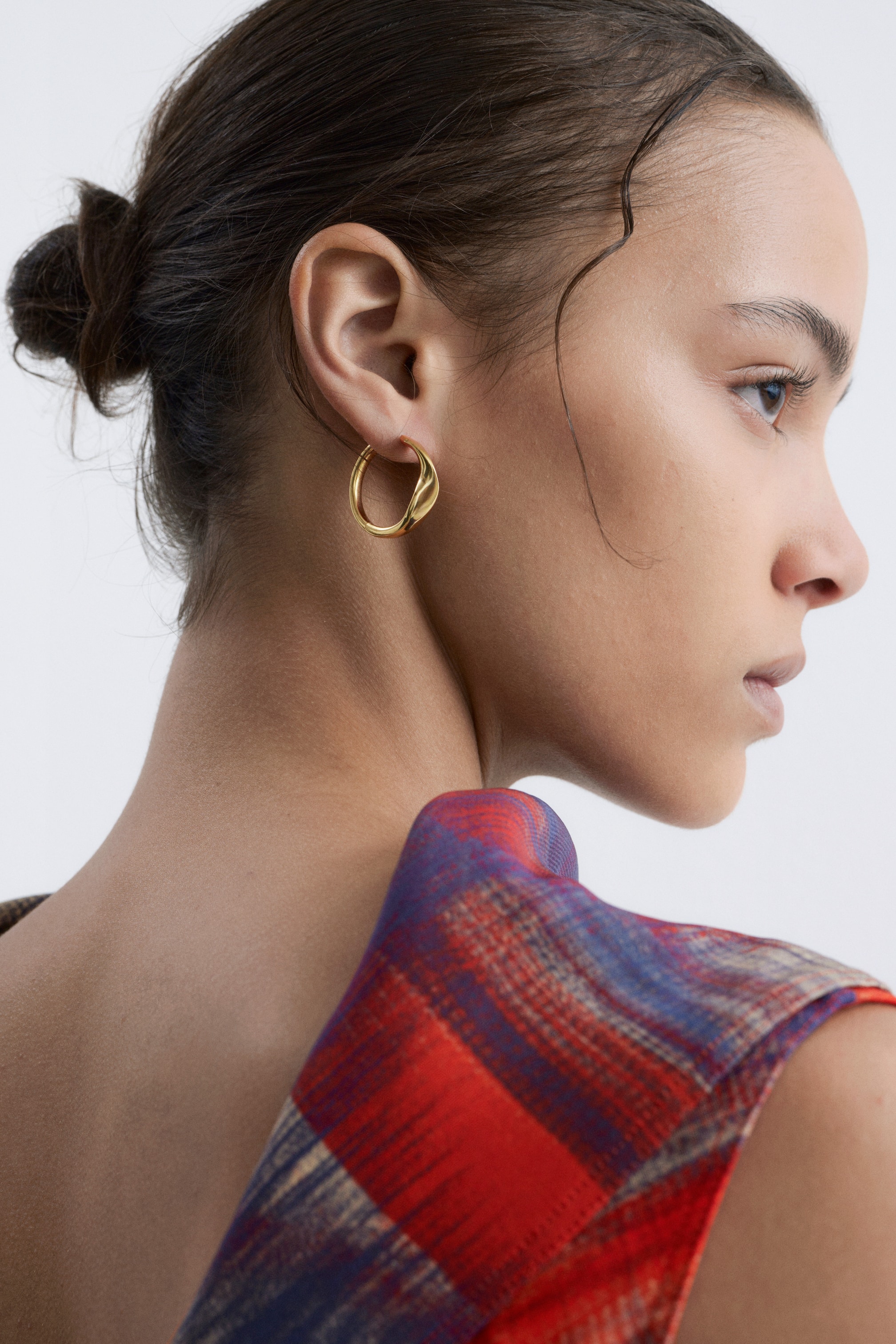 Se større billede: Twisted Hoop Earrings - Gold - DAME | H&M DK 1