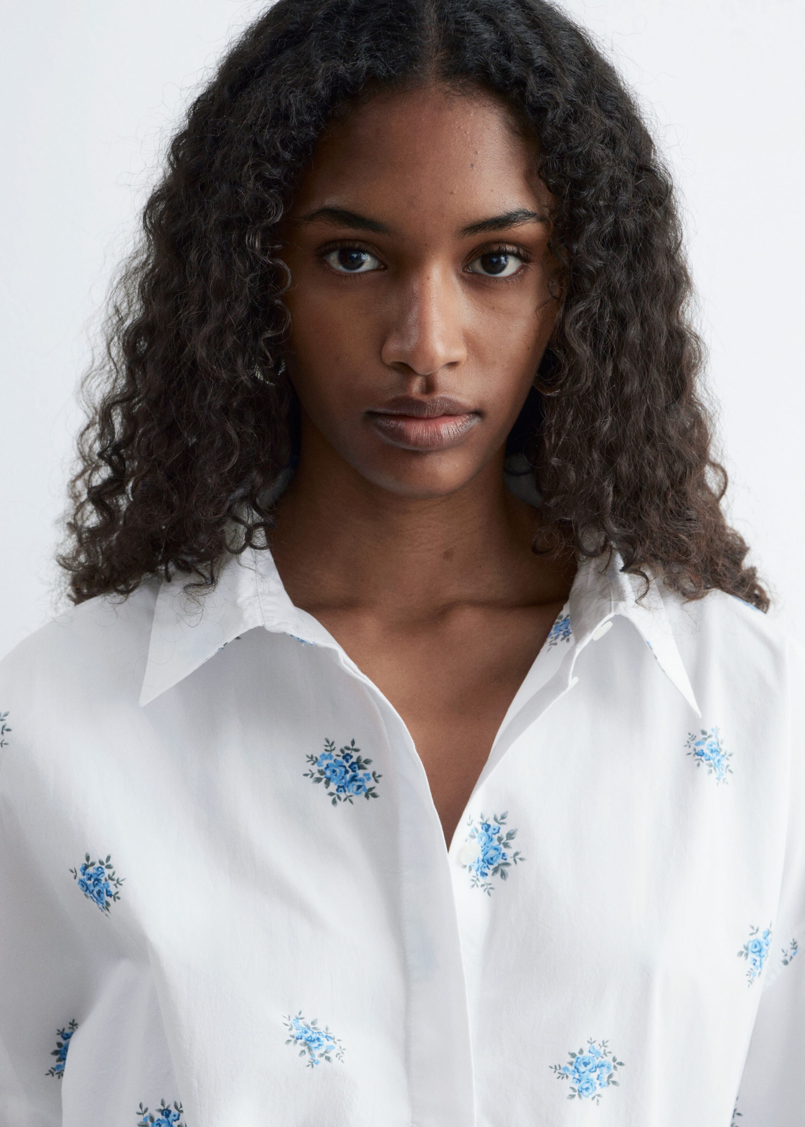 Oversized miniklänning i skjortmodell – Vit/blåblommig – lookbook