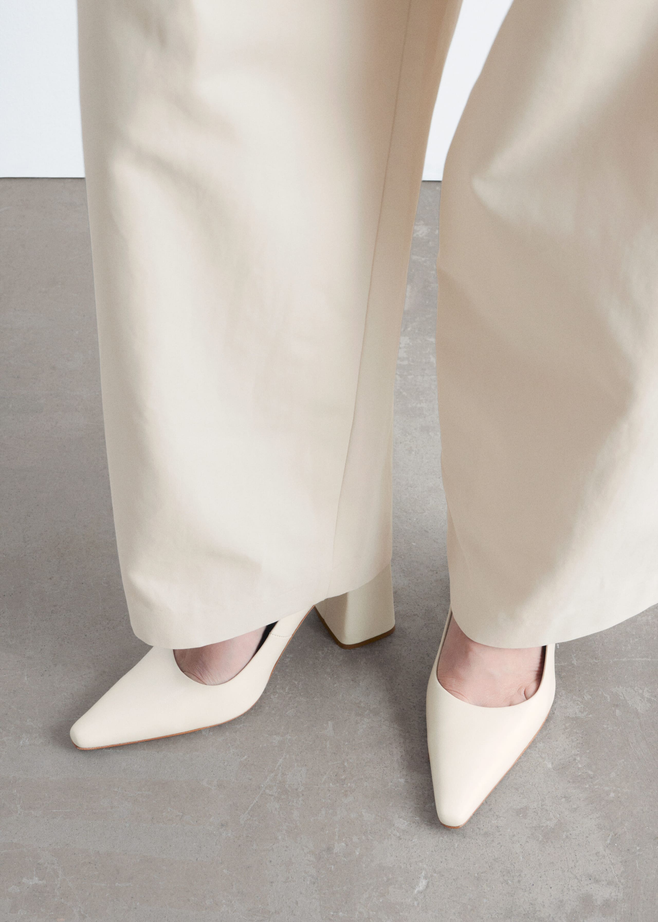 Suède pumps met blokhak - Kakigroen - Lookbook