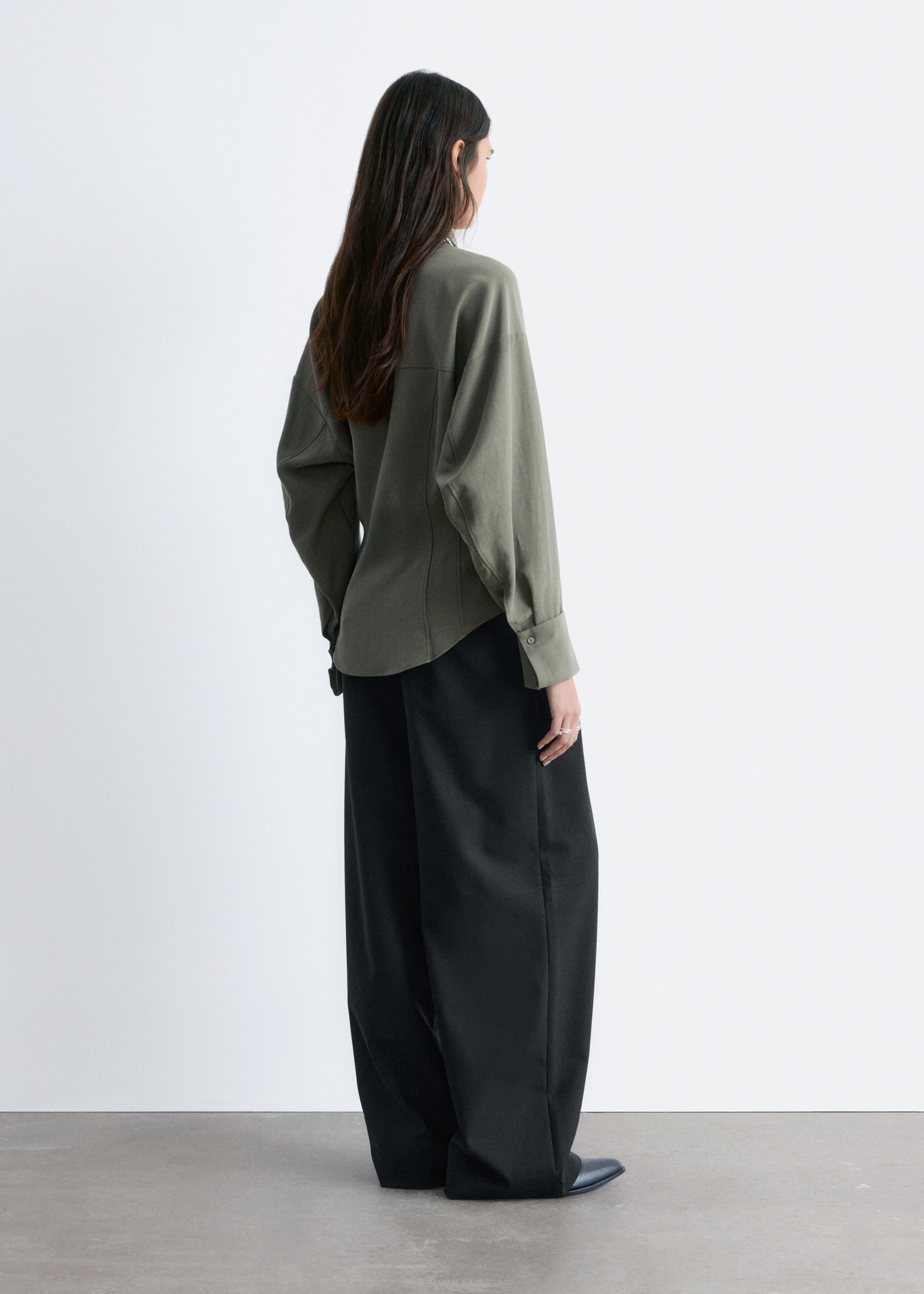 Camicia affusolata con maniche a palloncino - Verde kaki scuro - Lookbook