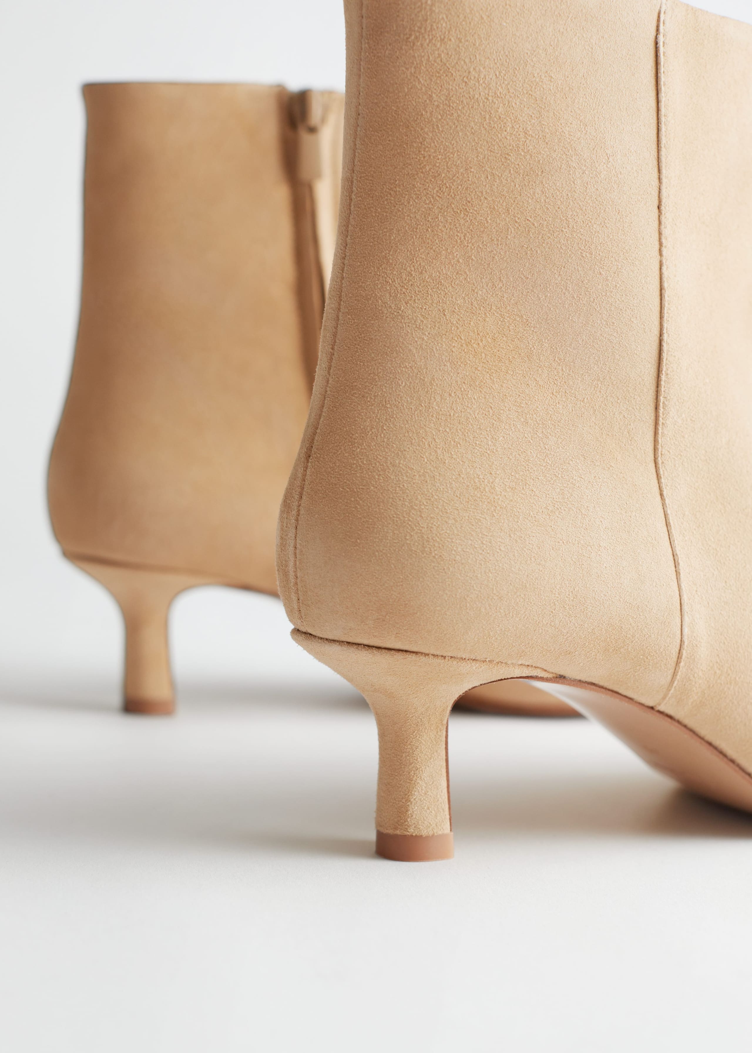 Suede Kitten Heel Boots - {{variantName}} - Descrizione dettagliata