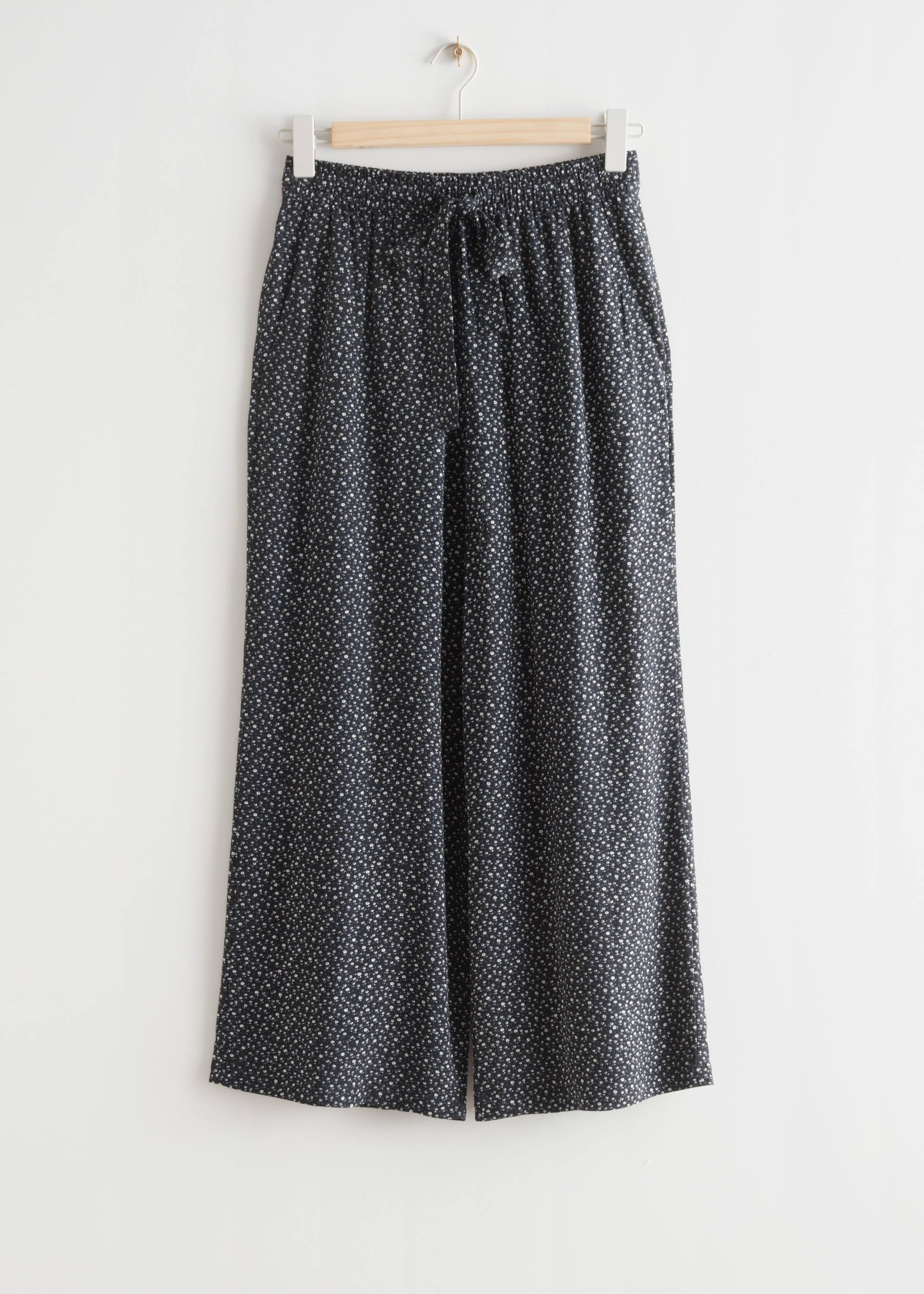 Cropped Relaxed Trousers - Black Florals - Natura morta