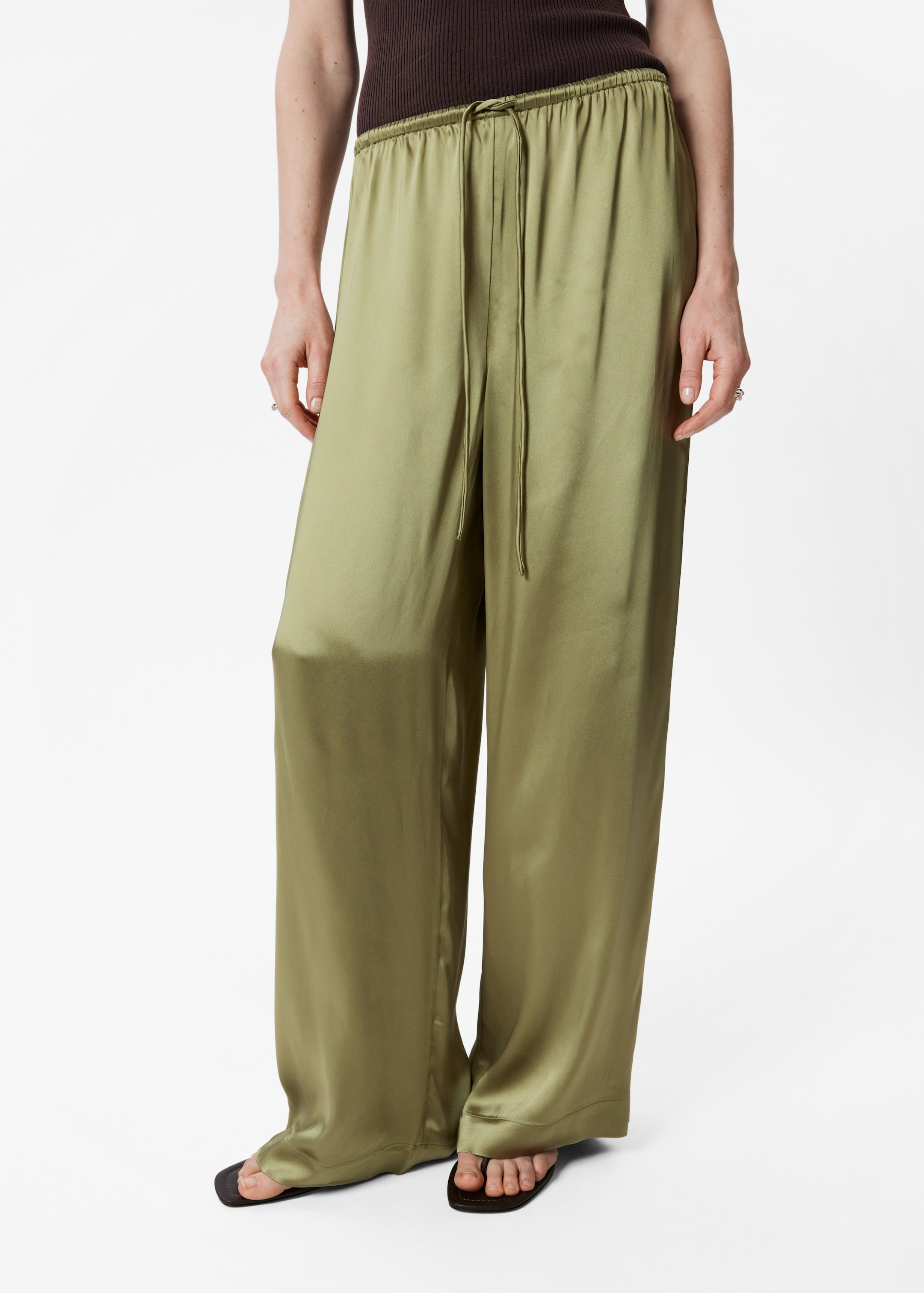 Visualizza immagine più grande: Pantaloni in raso con coulisse - Verde kaki - DONNA | H&M IT 3