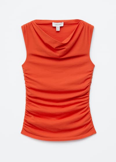 Topp med draperad urringning