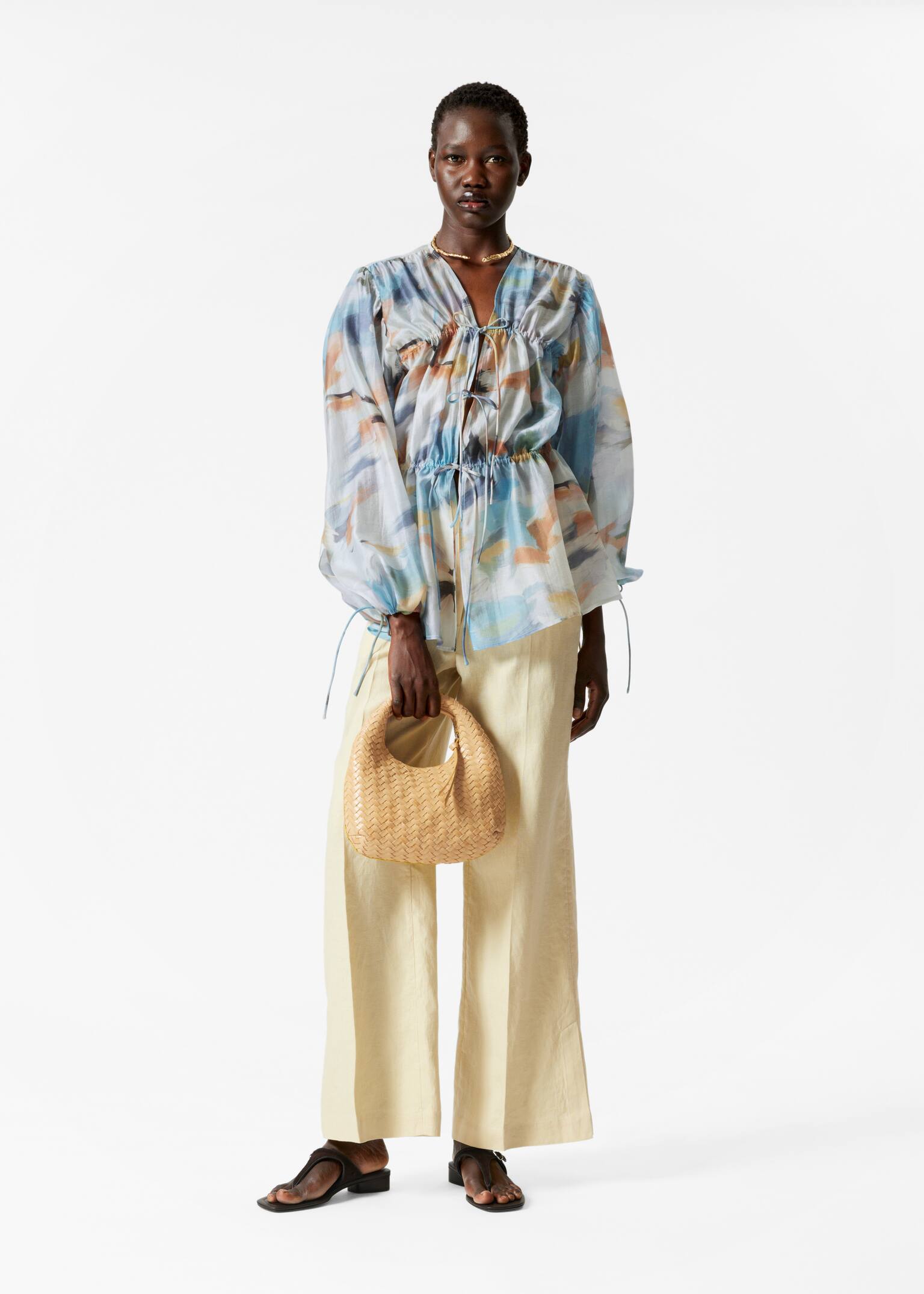 Blusa fruncida con cordón de ajuste - Patrón de pinceladas en azul - 5