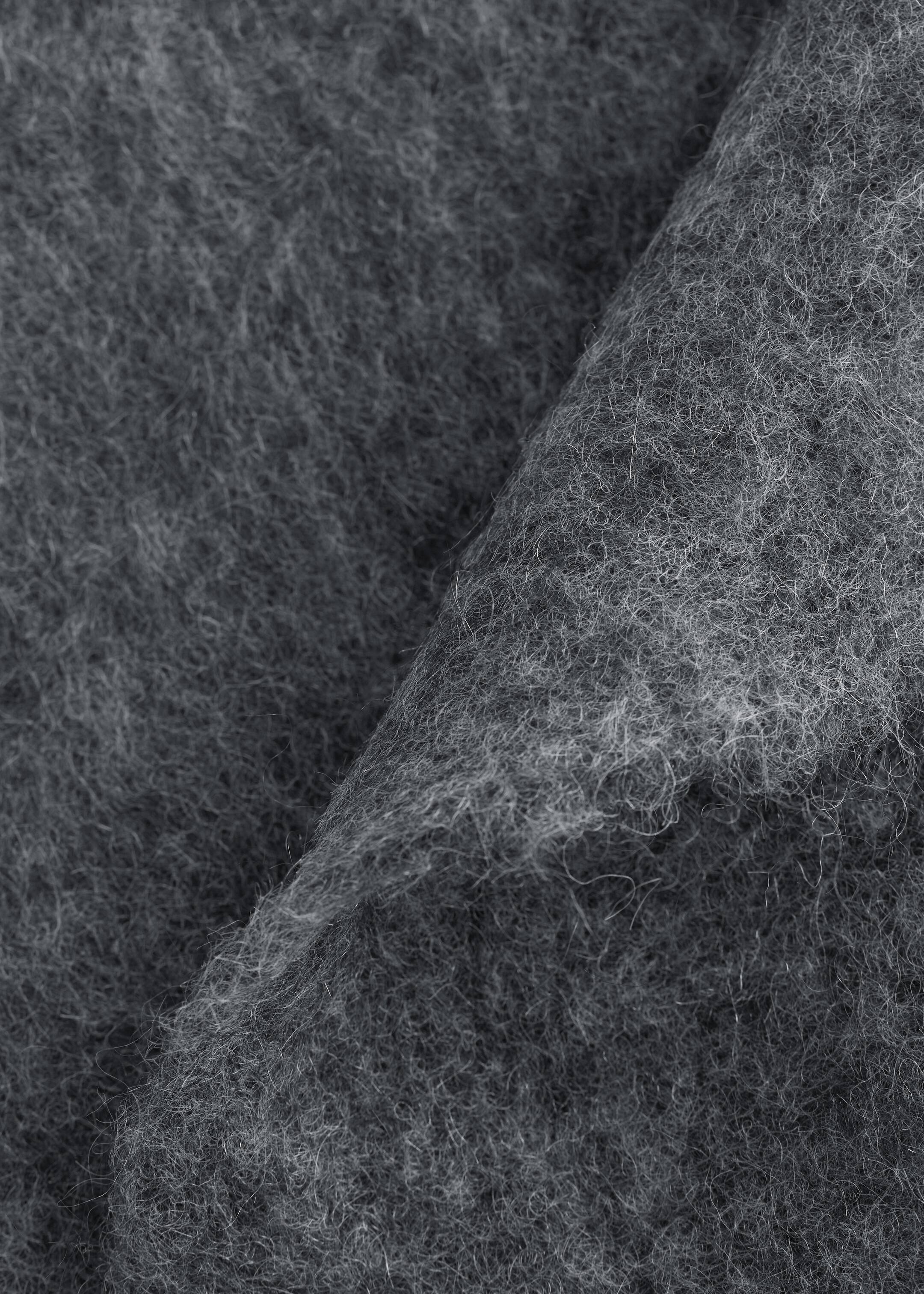 Näytä suurempi kuva: Kolmiohuivi harjattua mohairsekoitetta - Meleerattu tummanharmaa - NAISET | H&M FI 3