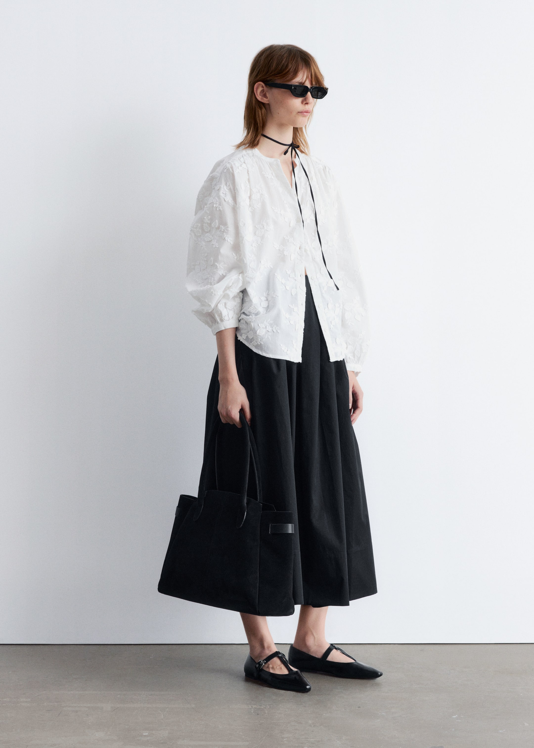 Größeres Bild anzeigen: Voluminöse Bluse mit Blumenapplikation - Weiß - Ladies | H&M AT 4