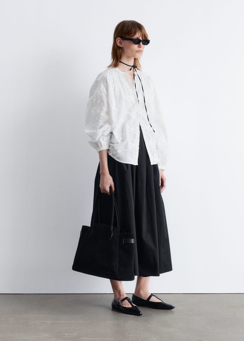 Image of Blusa voluminosa con apliques florales