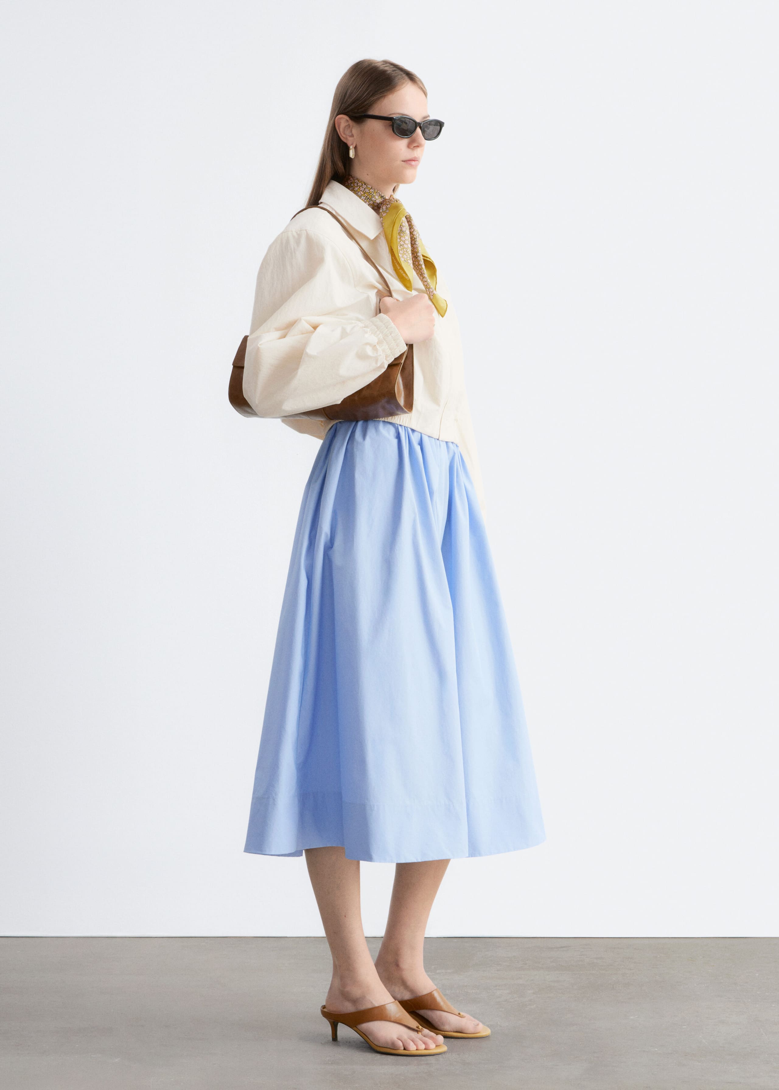Kort jacka med dragkedja framtill – Ljusbeige – lookbook