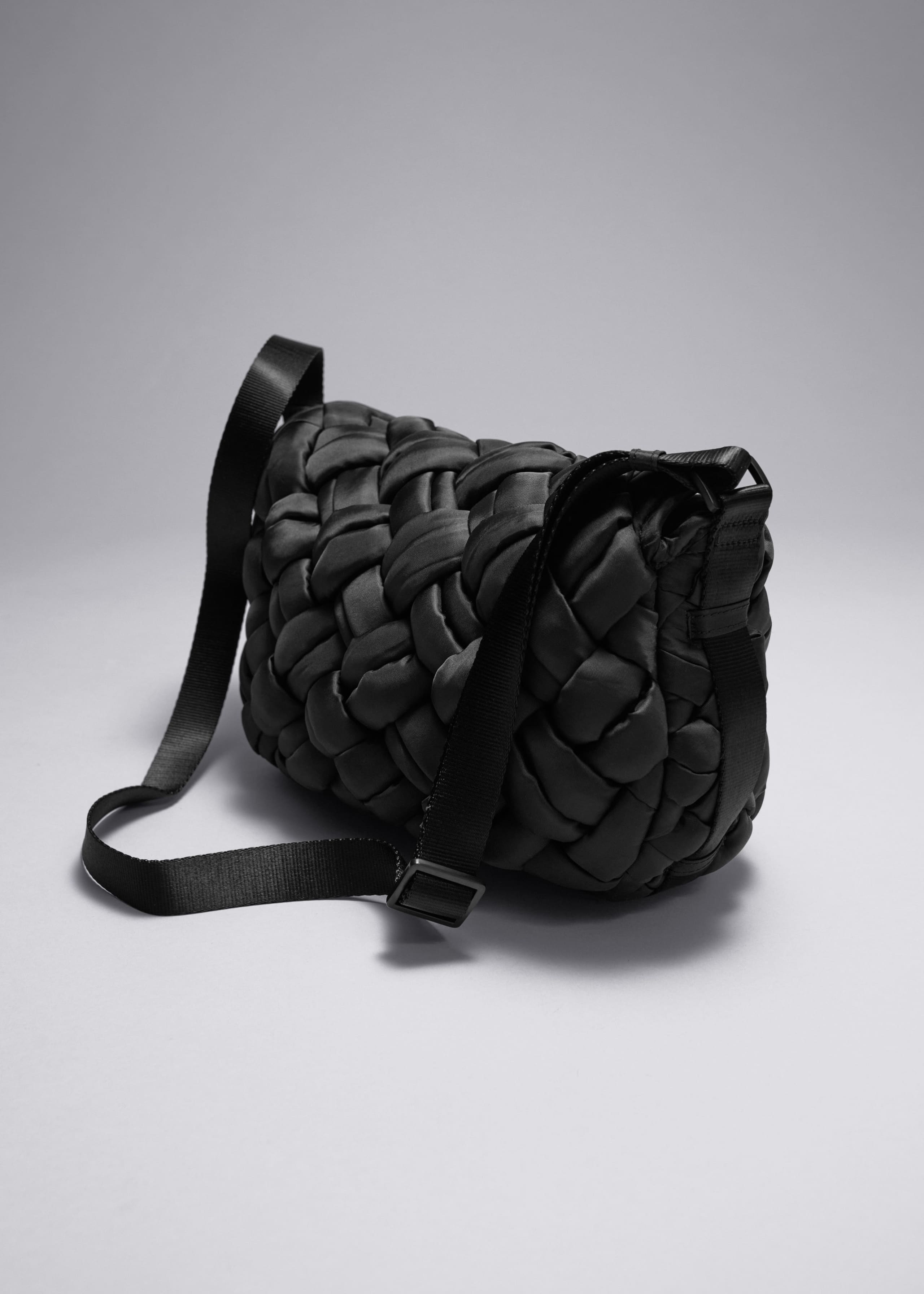 Geflochtene Schultertasche aus Nylon - Schwarz - Stillleben