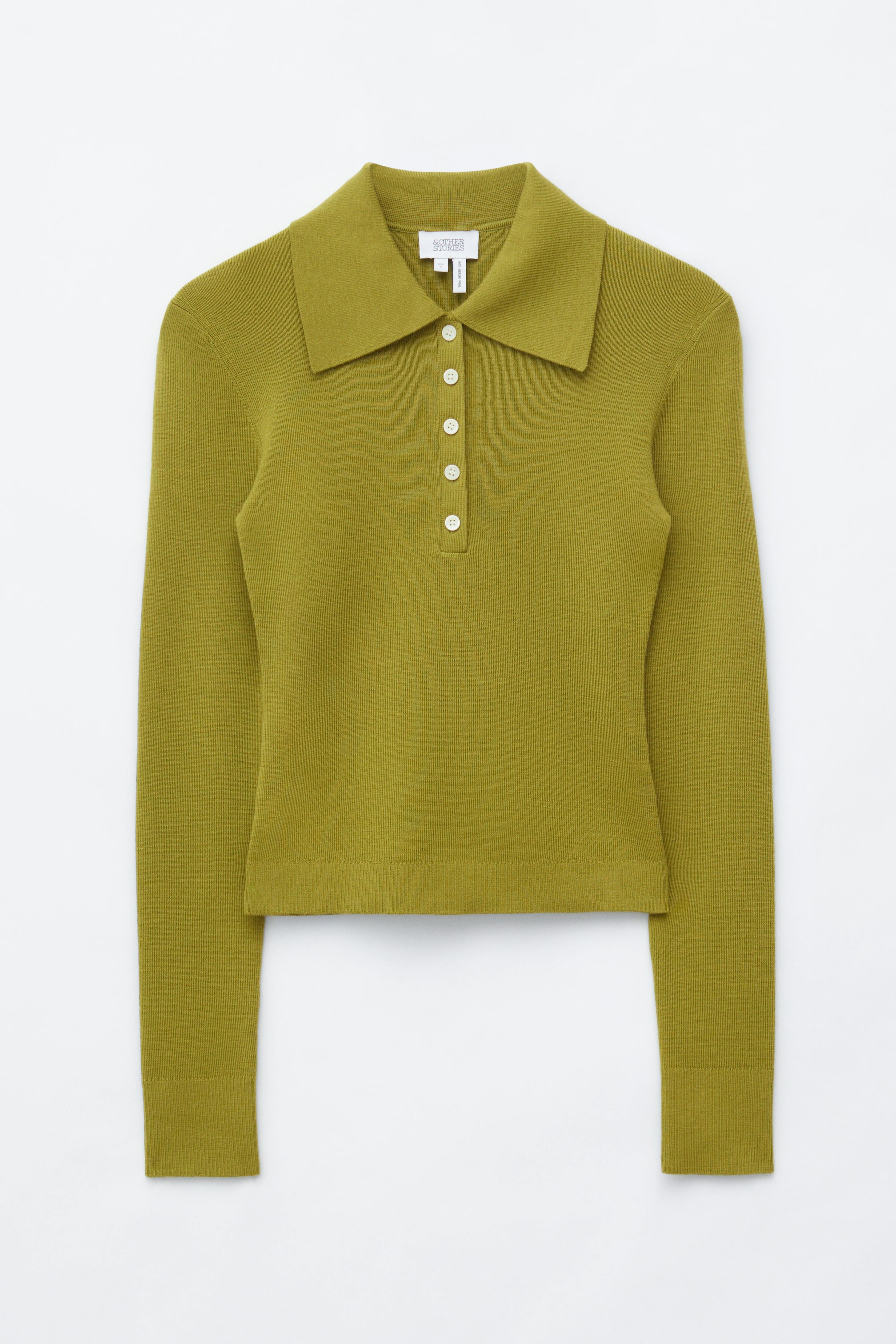 Agrandir l'image: Le polo à manches longues en maille côtelée olive présente un col classique et une demi-patte de boutonnage avec cinq fermetures à boutons blancs. Il est doté de côtes plus larges aux poignets et à l'ourlet, et est coupé dans une longueur courte.