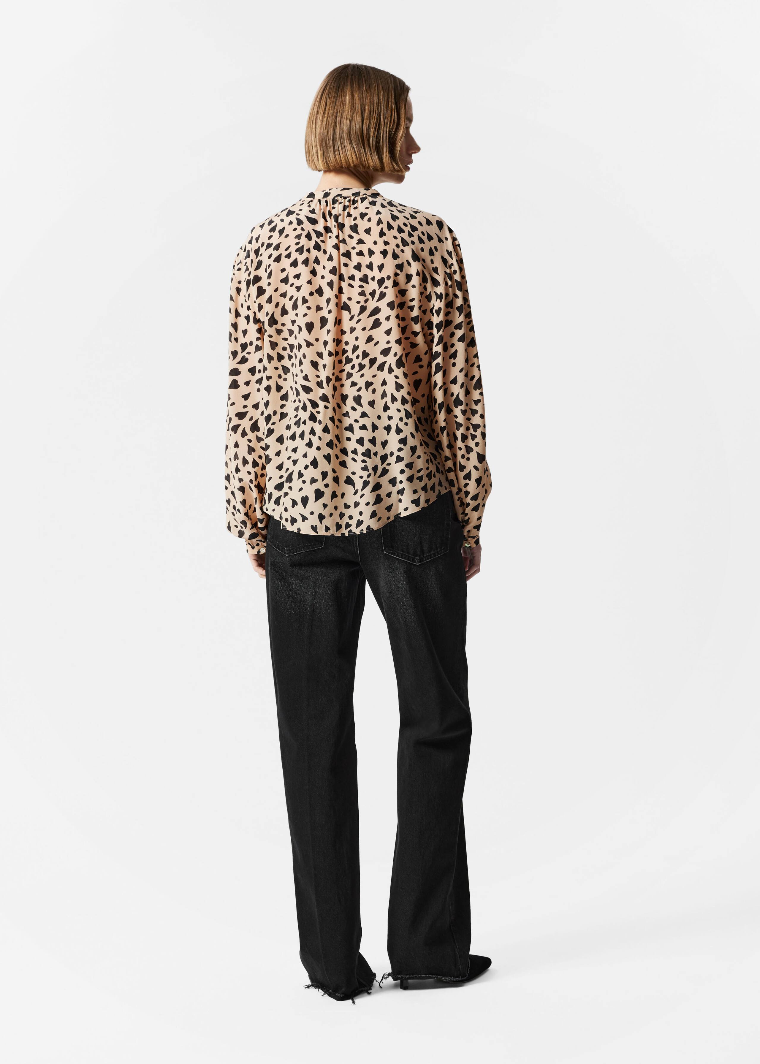 Blusa in seta dalla vestibilità rilassata - Beige con motivo a cuori - Lookbook