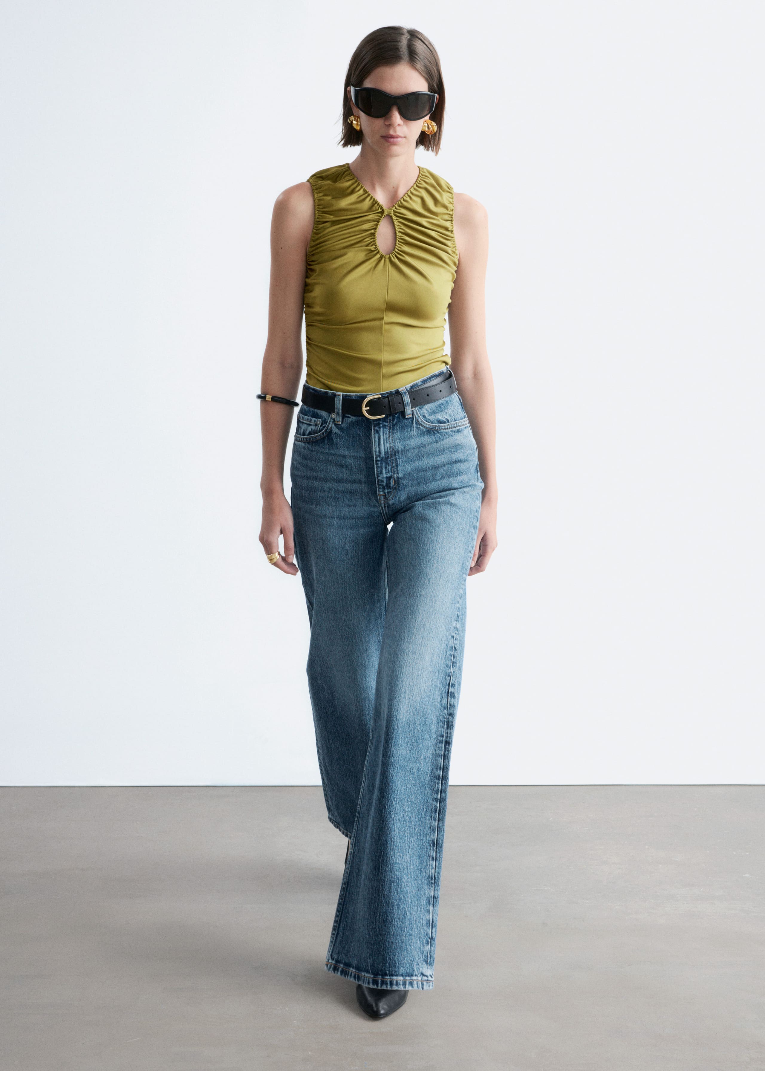 Image of Gerafftes Oberteil mit Schlüssellochdetail