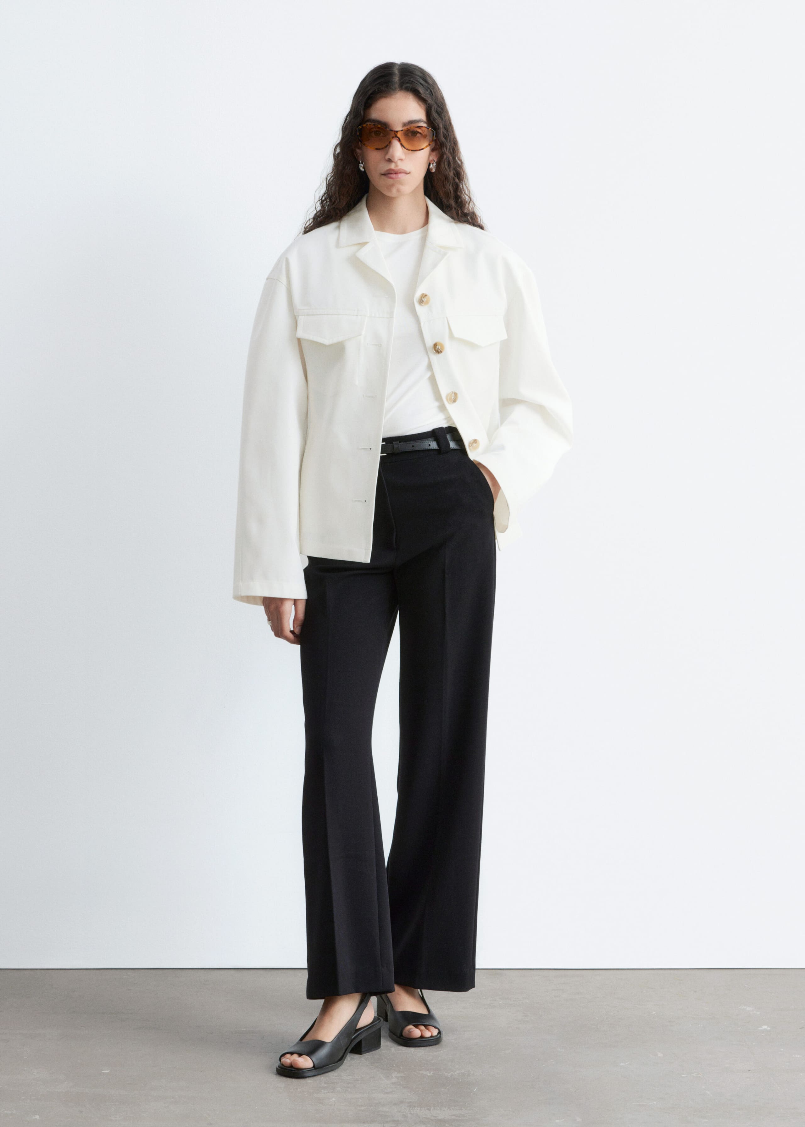 Gerade geschnittene Hose mit Bügelfalten - Cremefarben - Lookbook