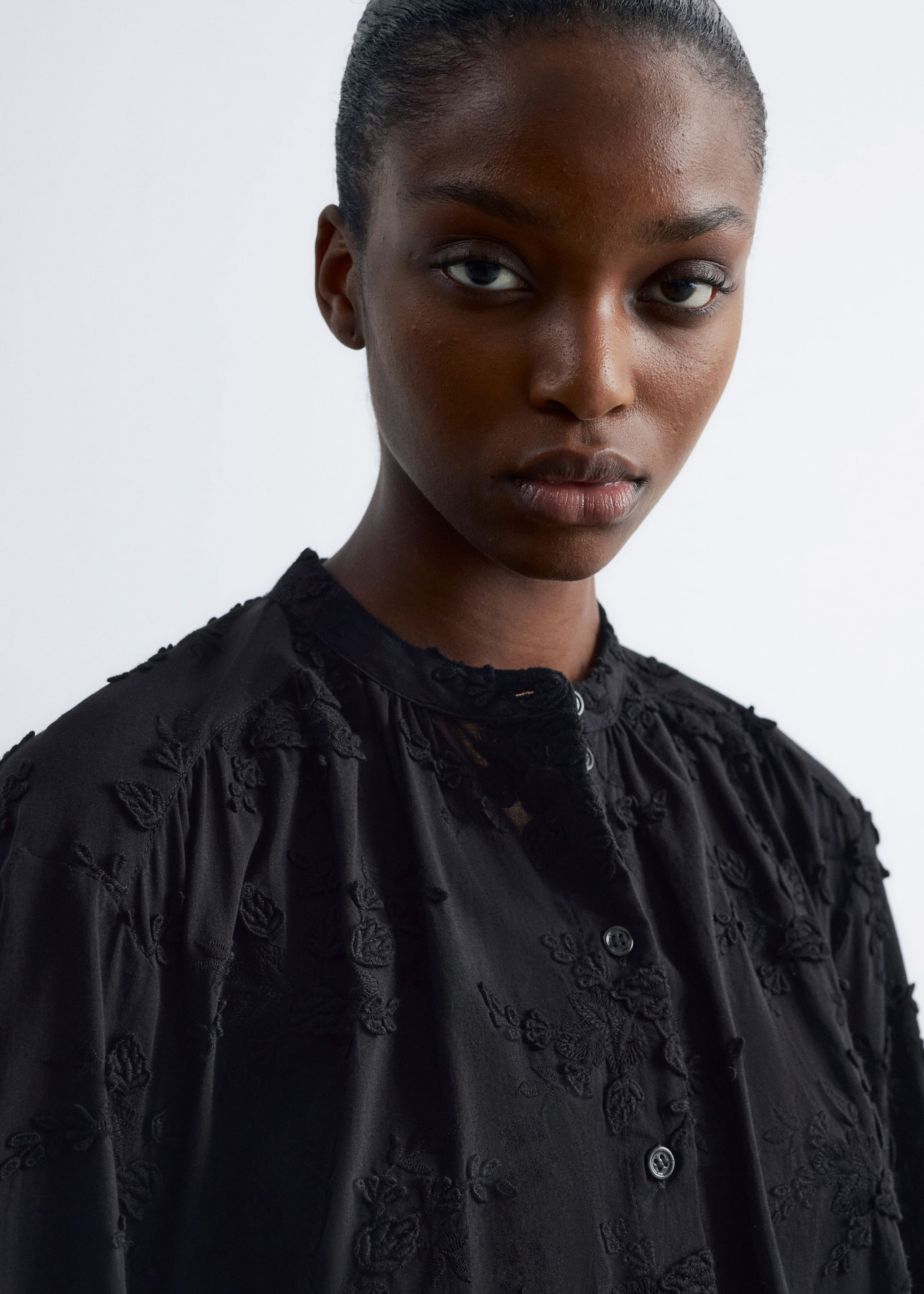 Image of Blusa voluminosa con apliques florales