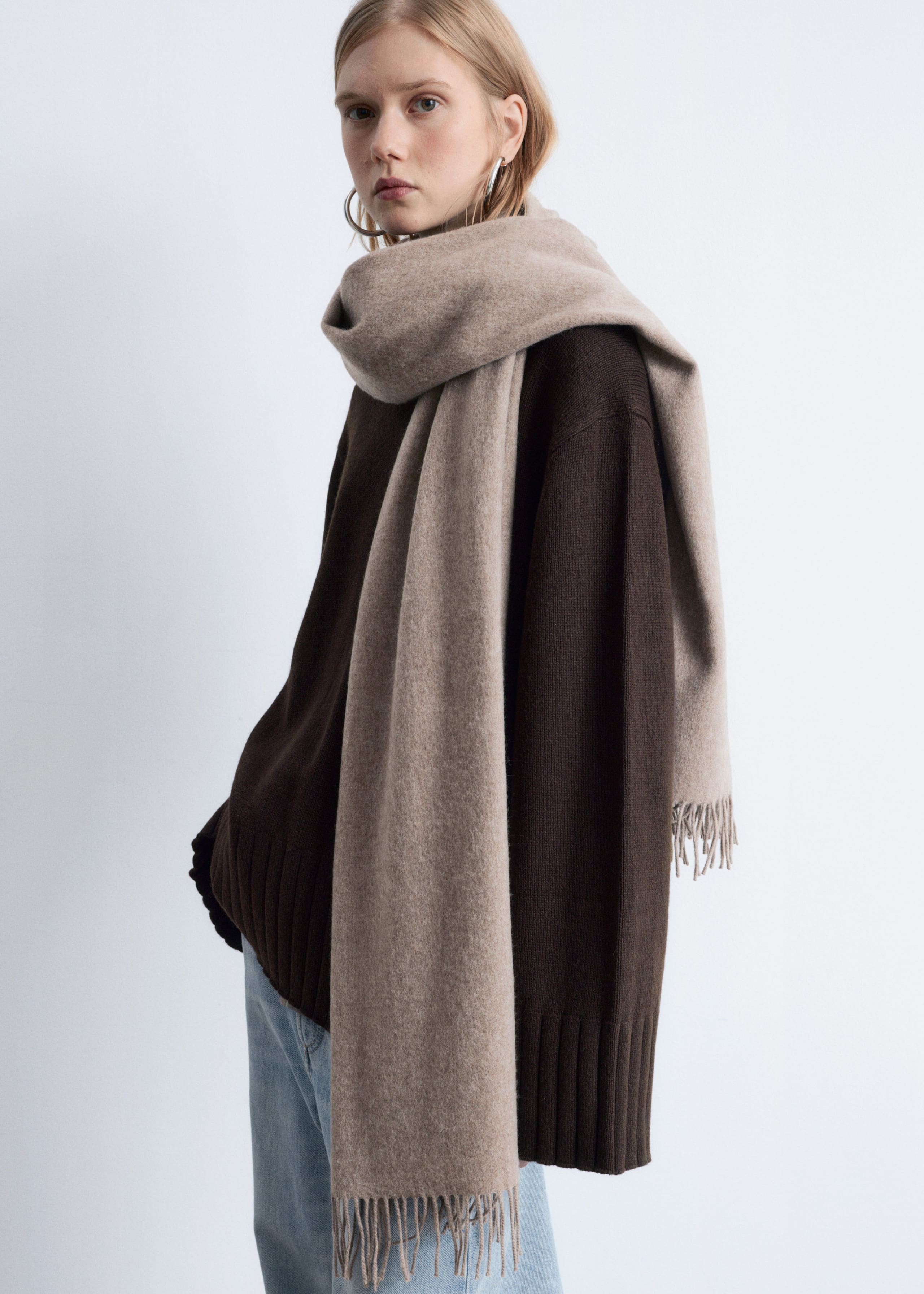 Deckenschal aus Wolle mit Fransen - Cremefarben - Lookbook