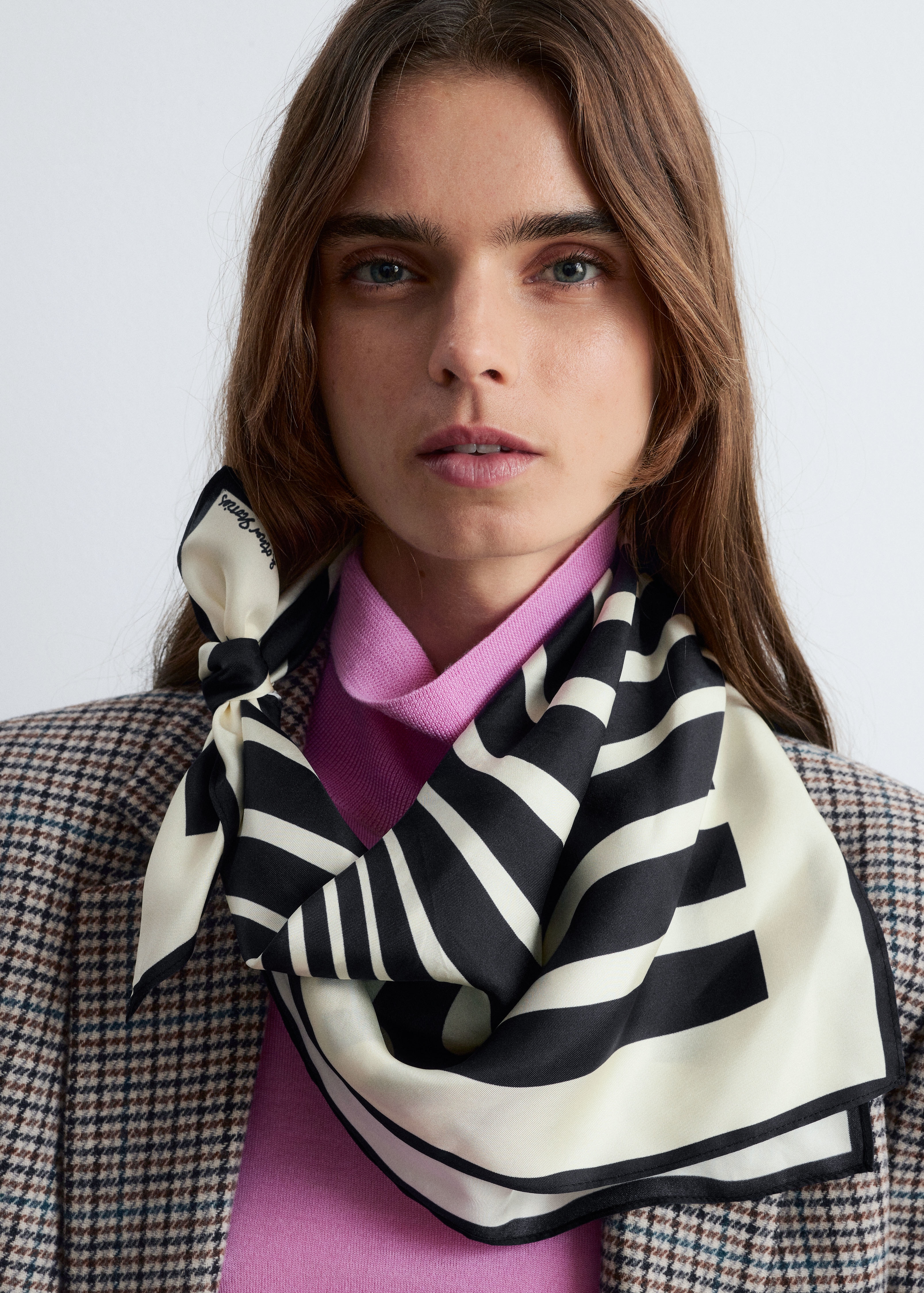 Kwadratowa jedwabna apaszka z graficznym nadrukiem - Czarny/kremowy