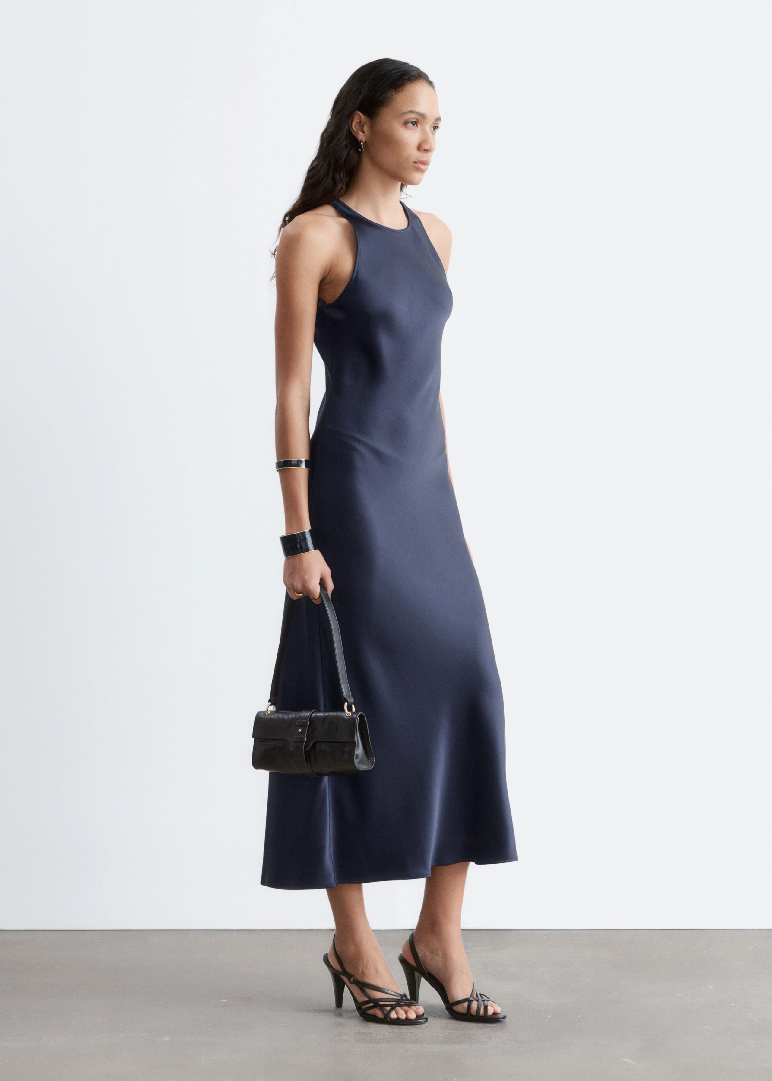 Ärmelloses Midikleid aus Satin - Rosa - Lookbook