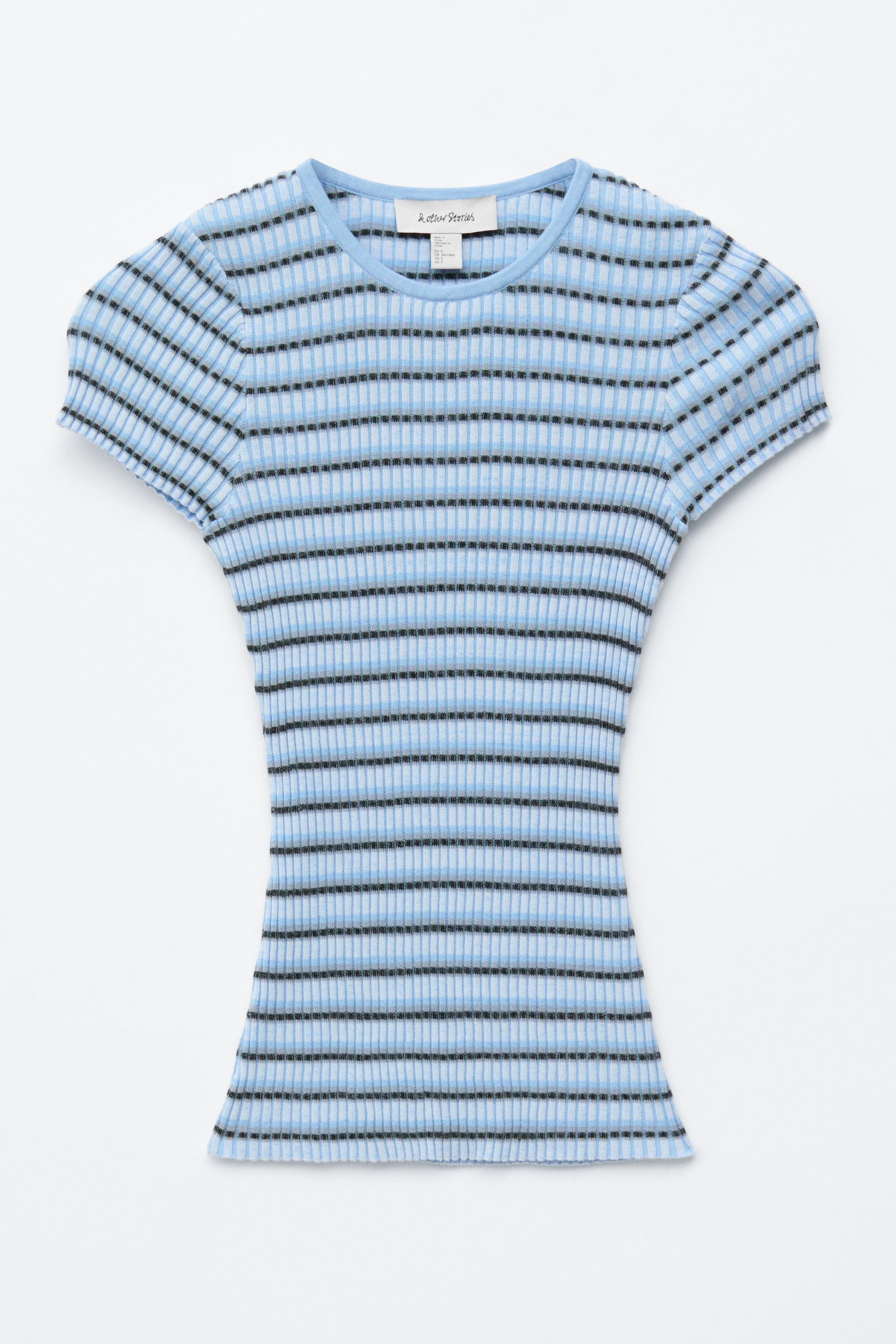 Grotere afbeelding bekijken: De voorkant van een lichtblauw, geribd T-shirt toont horizontale grafische strepen in zwart en verschillende tinten blauw. Het is ontworpen met korte mouwen, een ronde halslijn en een aangesloten silhouet.