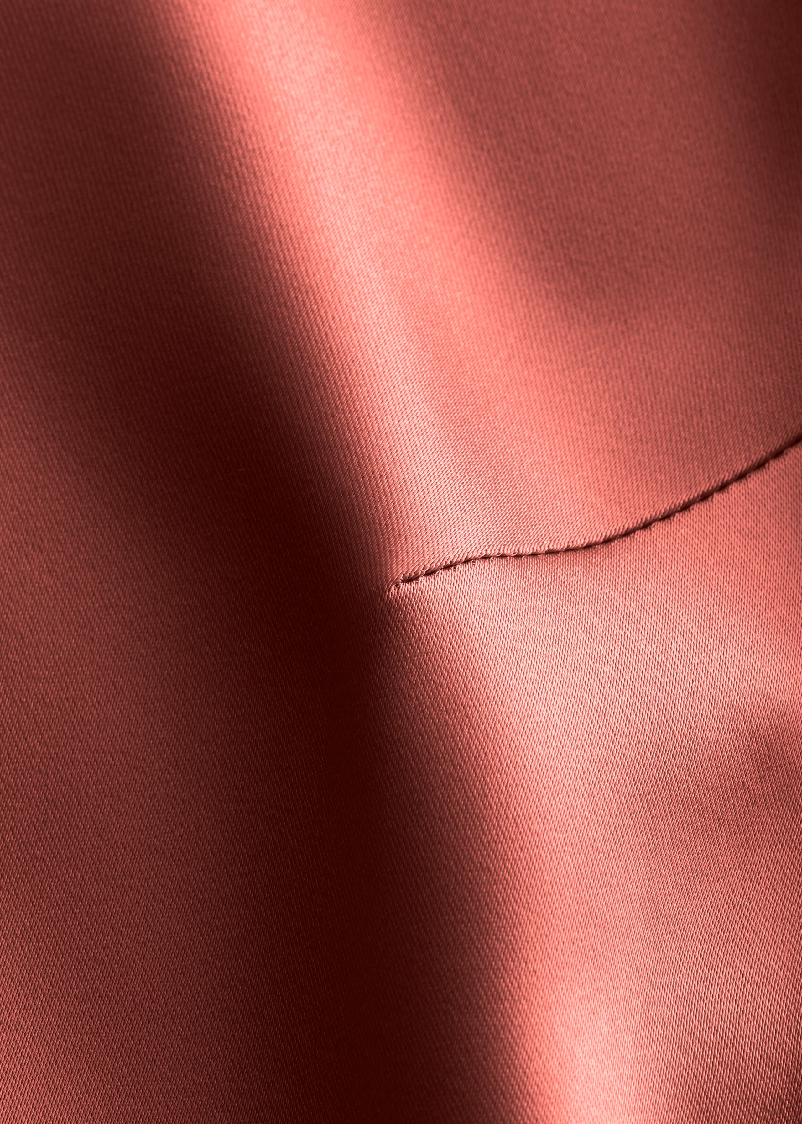 Ärmelloses Midikleid aus Satin - {{variantName}} - Beschreibendes Detail