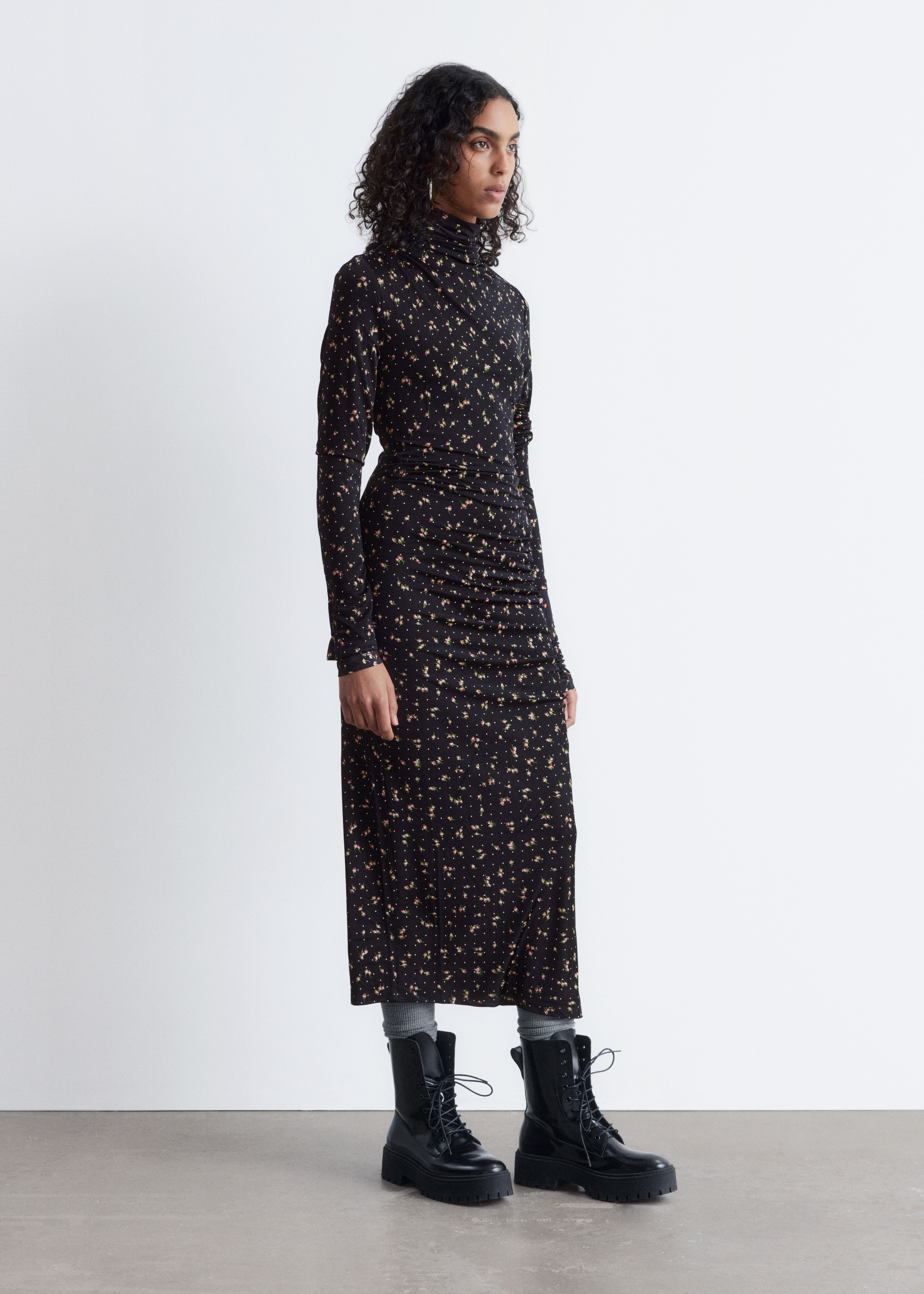 Mock Neck Midi Dress - Черен/На цветя