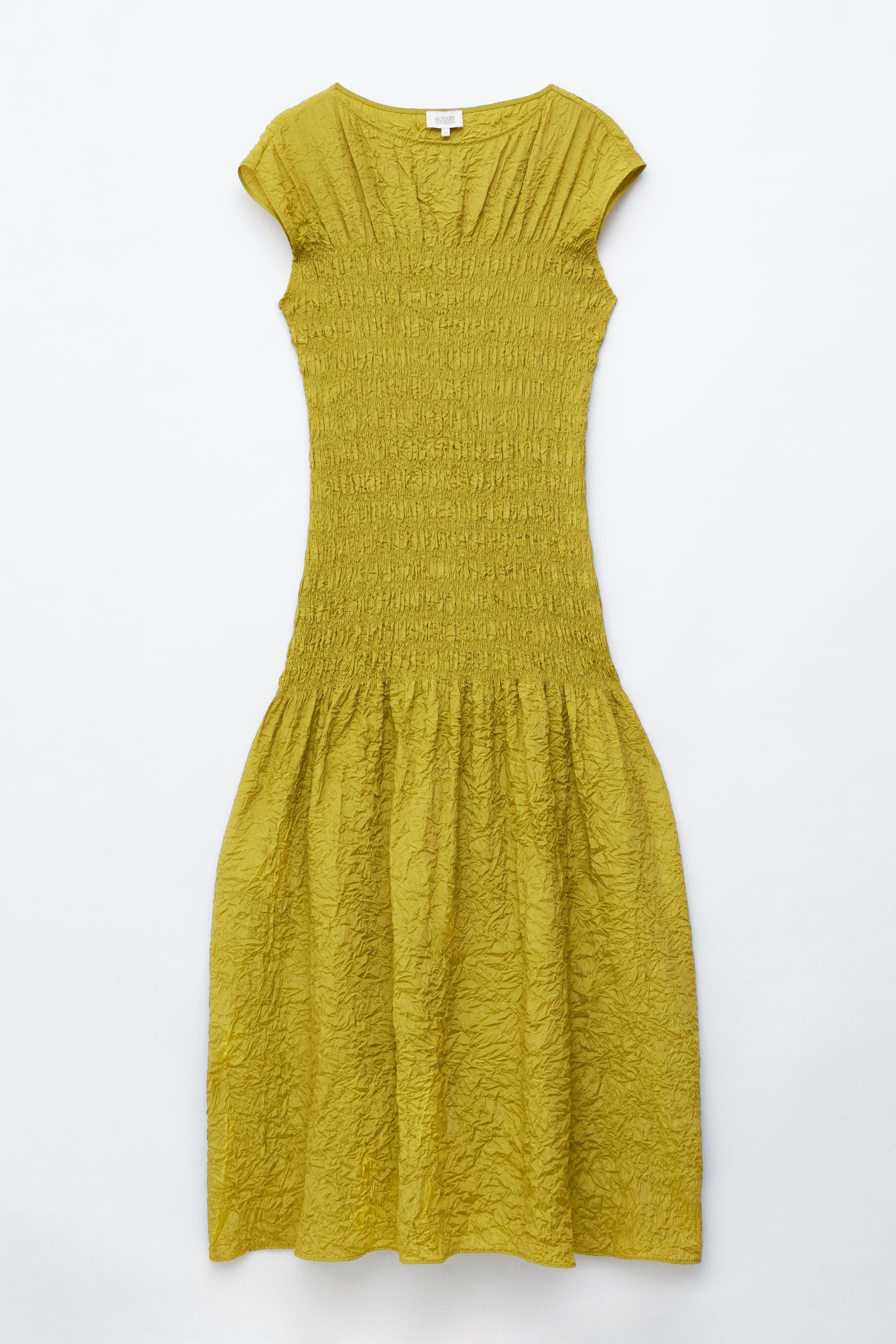 Преглед на по-голямо изображение: Макси рокля в маслинено зелено от намачкан жакард, с лодка деколте и къси ръкави. Смокираният ѝ корсаж е прилепнал, преминавайки в меко събрана, разкроена пола.