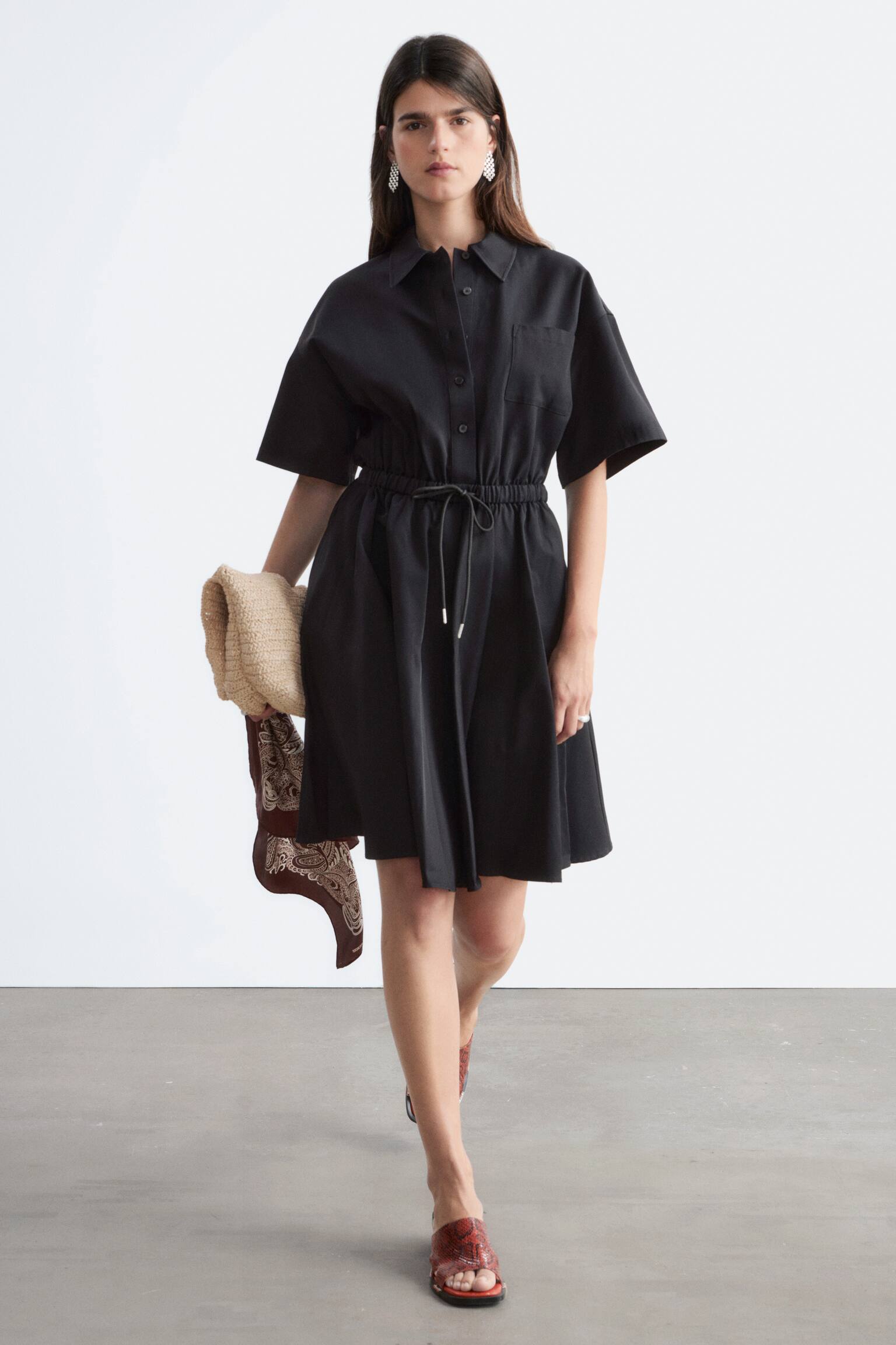 Ausgestelltes Minikleid mit Kordelzug - Schwarz - 1