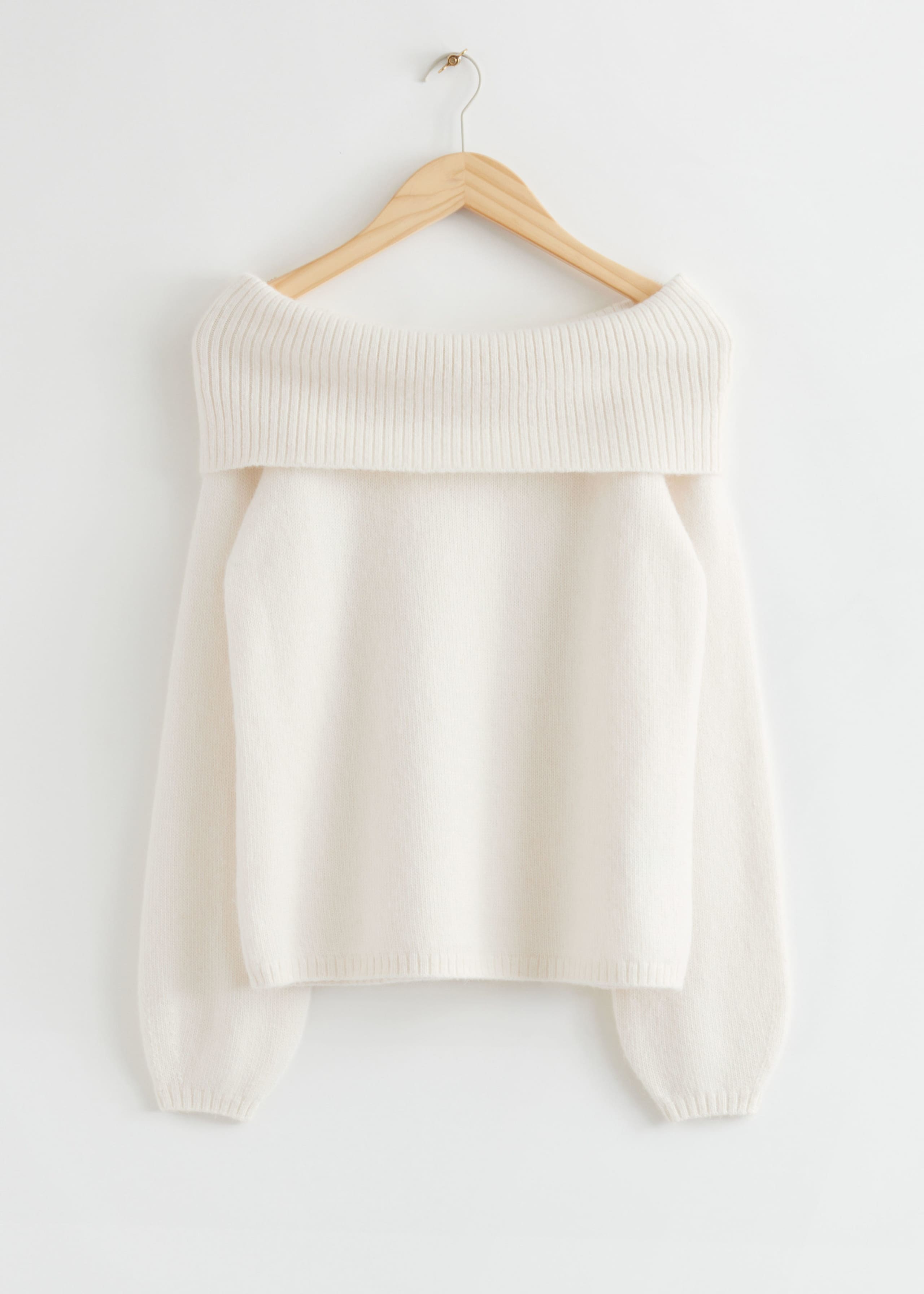 Schulterfreier Grobstrickpullover aus Wolle - Weiß - Stillleben