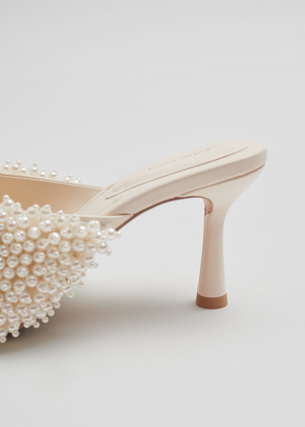 Mules en cuir ornées de nacre - {{variantName}} - Descriptive Detail