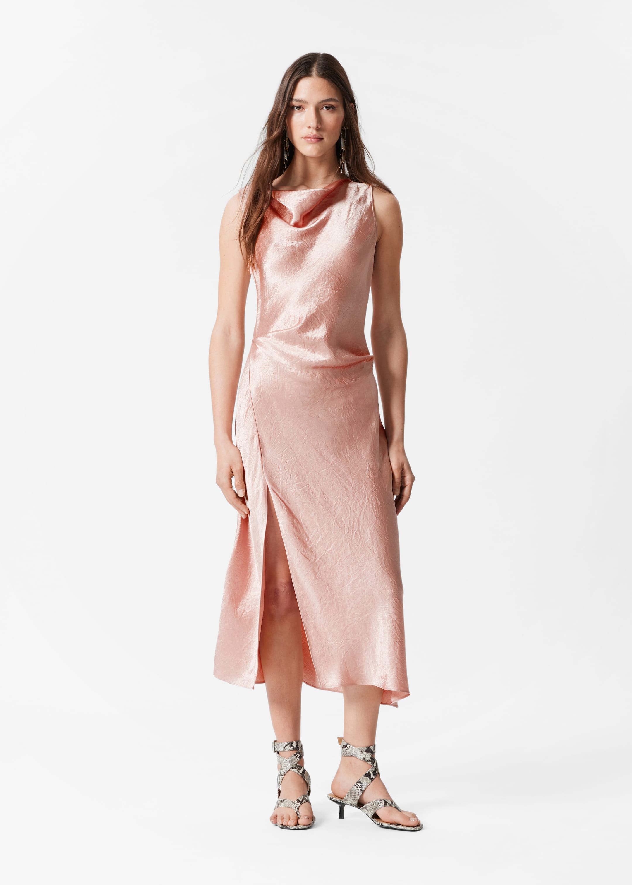Visa större bild: Draperad midiklänning i satin - Ljusrosa - DAM | H&M SE 1