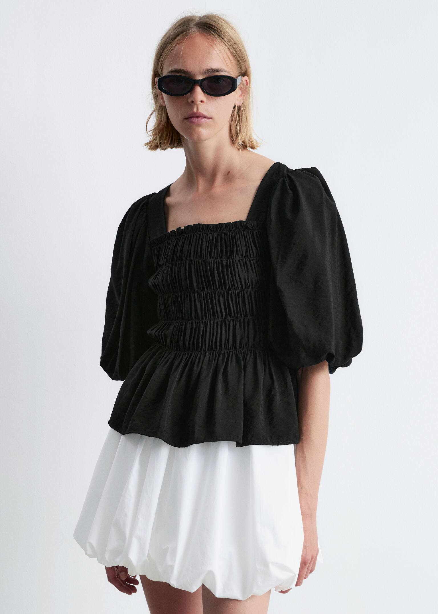 Blouse met gesmokte pofmouwen - Zwart