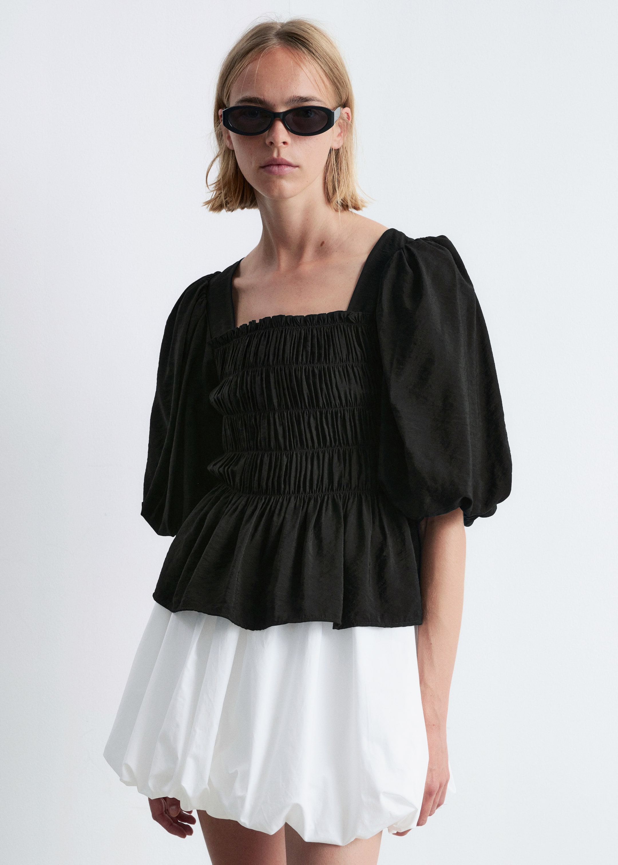 Visa större bild: Smockad blus med puffärm - Svart - DAM | H&M SE 1