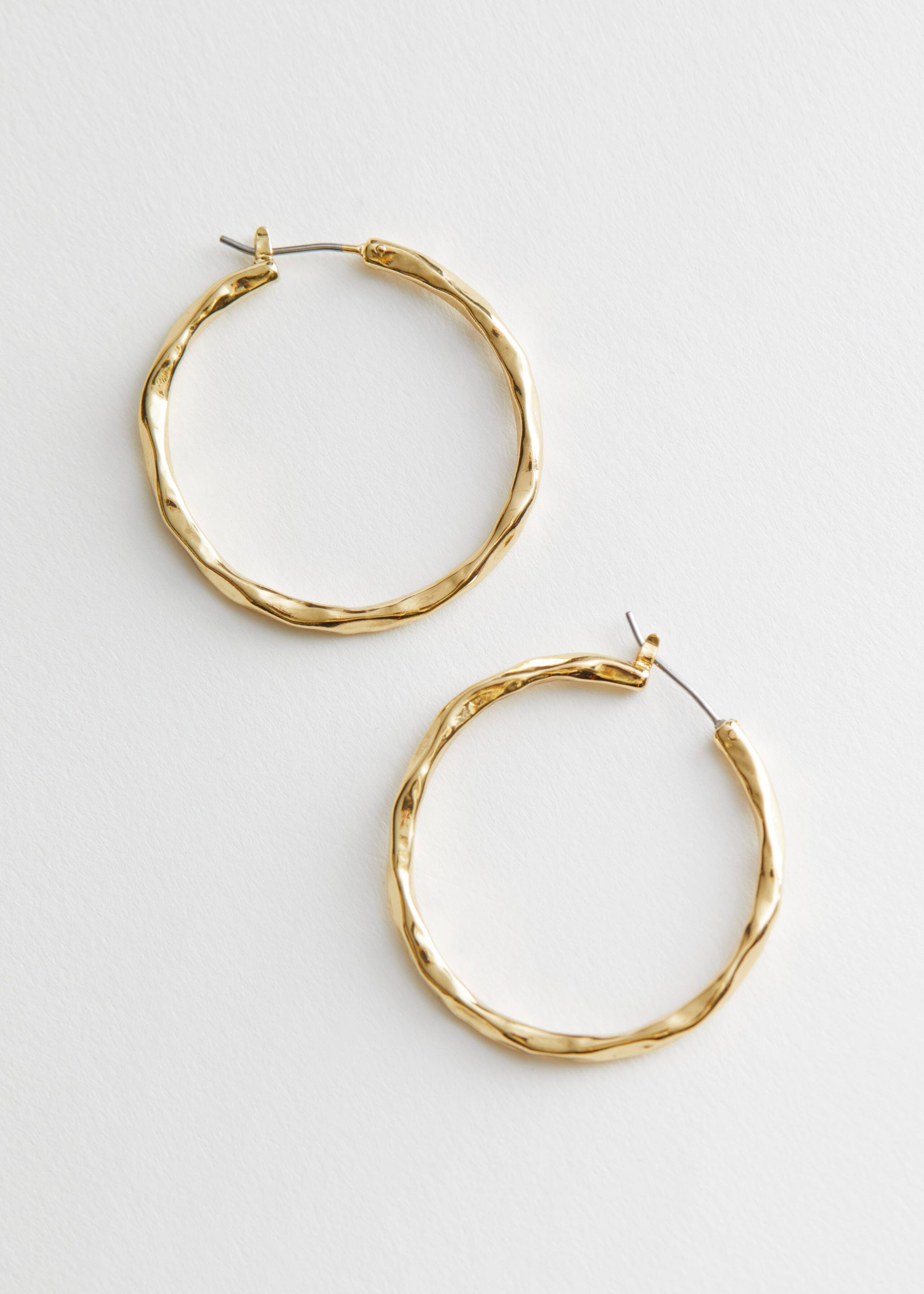 Hammered Hoop Earrings - Gold - Natura morta