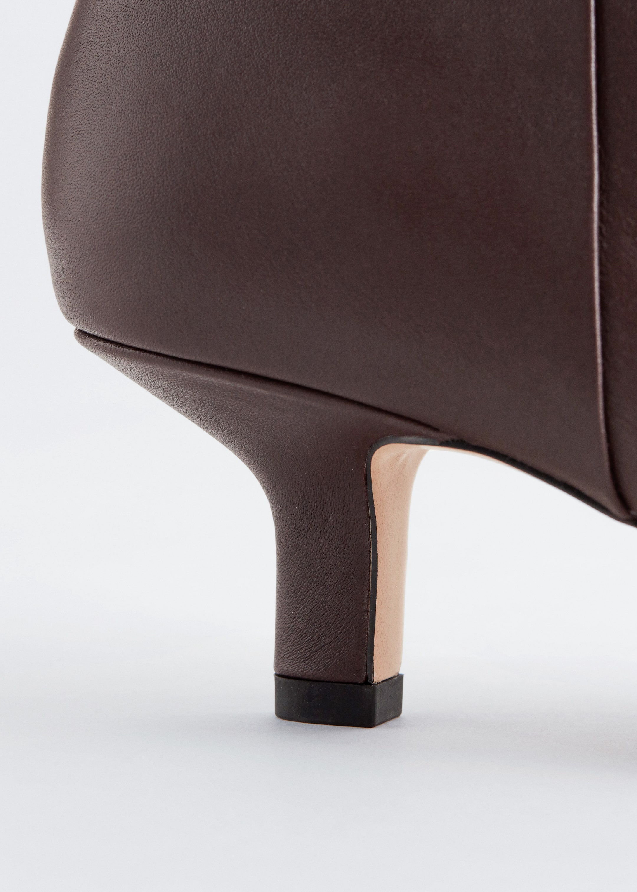 Visa större bild: Knähöga boots i läder med taxklack - Mörkbrun - DAM | H&M SE 6