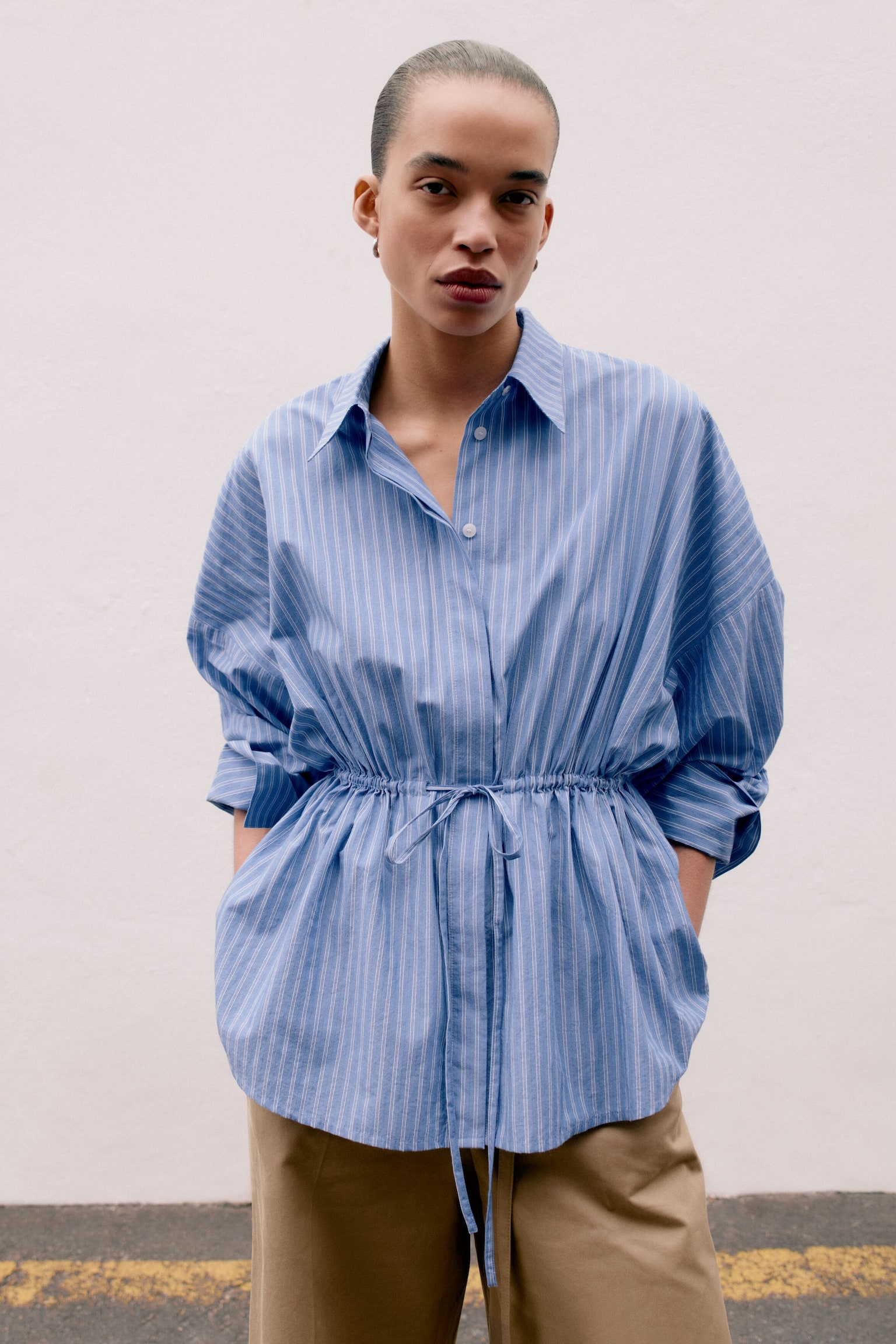 Skjorta i bomullspoplin med dragsko-Blå/randig - 5