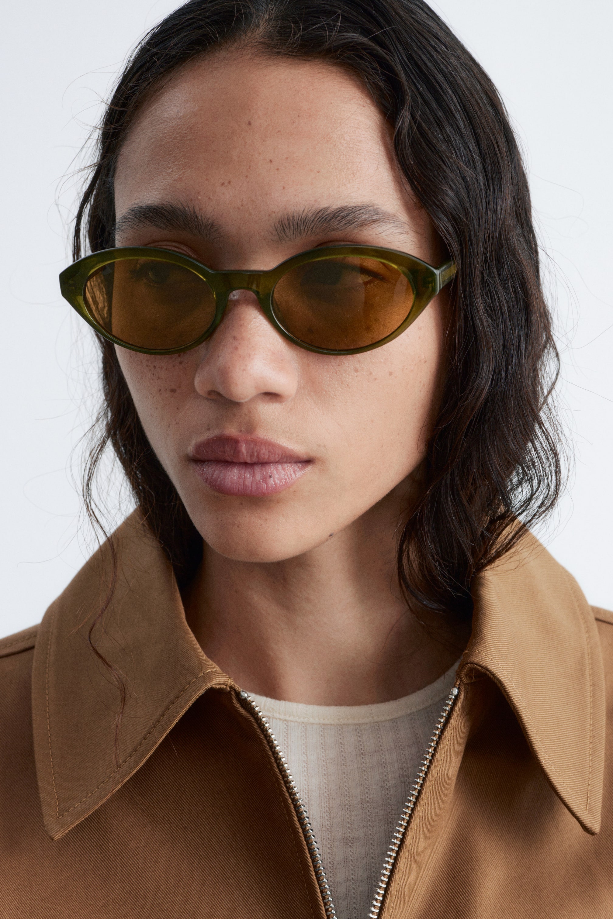 Agrandir l'image: Lunettes de soleil œil de chat vert olive orientées vers l'avant, avec des verres teintés marron.