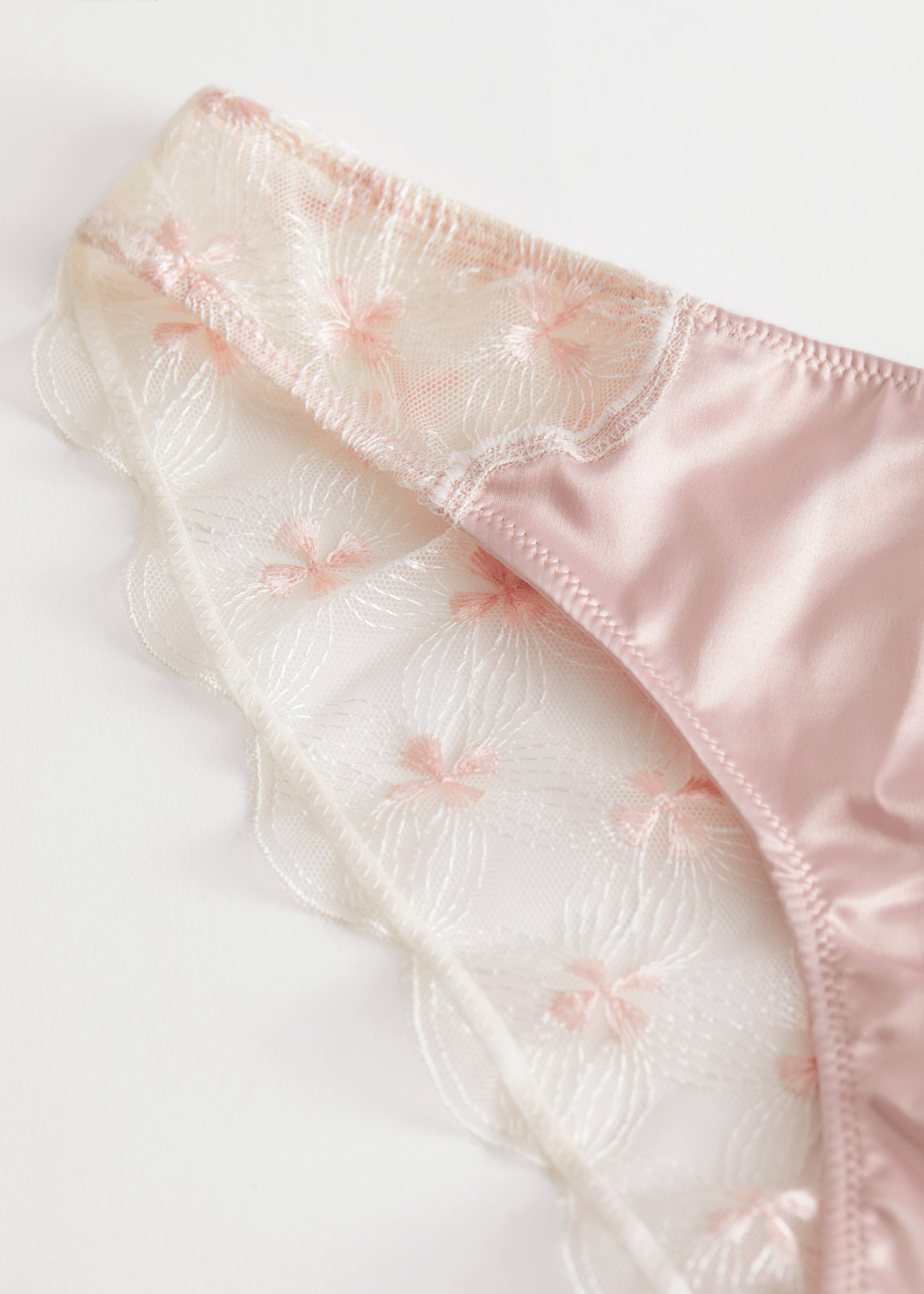 Scalloped Floral Lace Satin Briefs - {{variantName}} - Descrizione dettagliata
