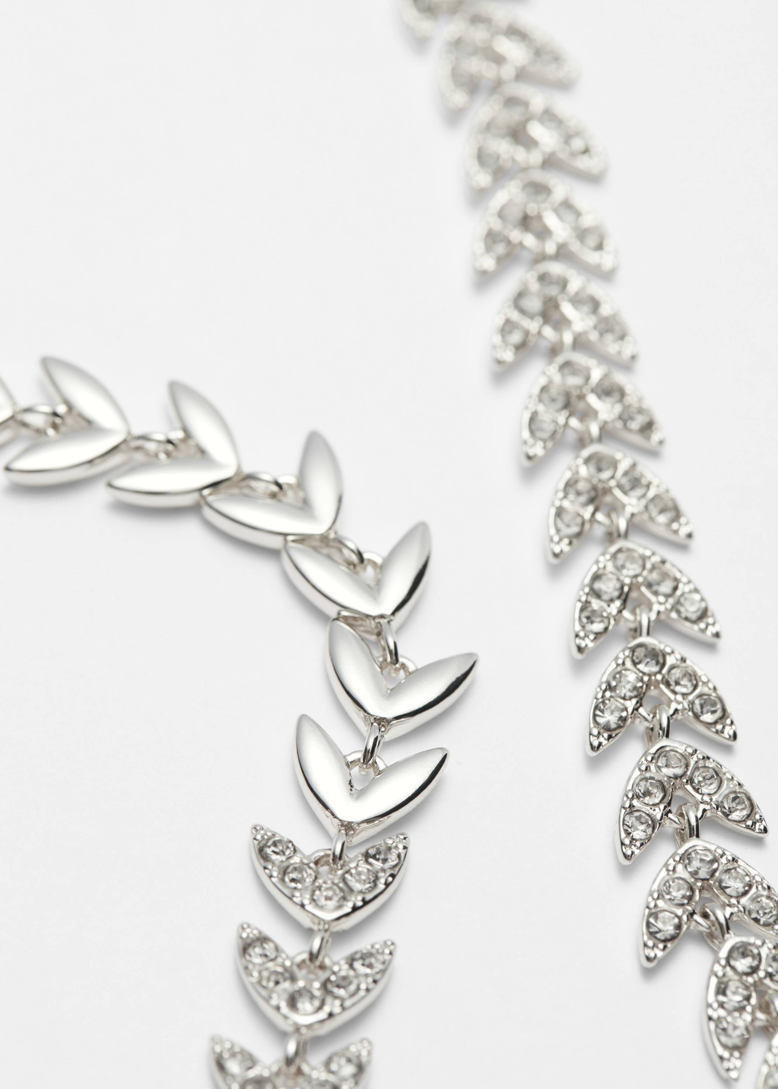 Halskette mit Blatt - {{variantName}} - Beschreibendes Detail