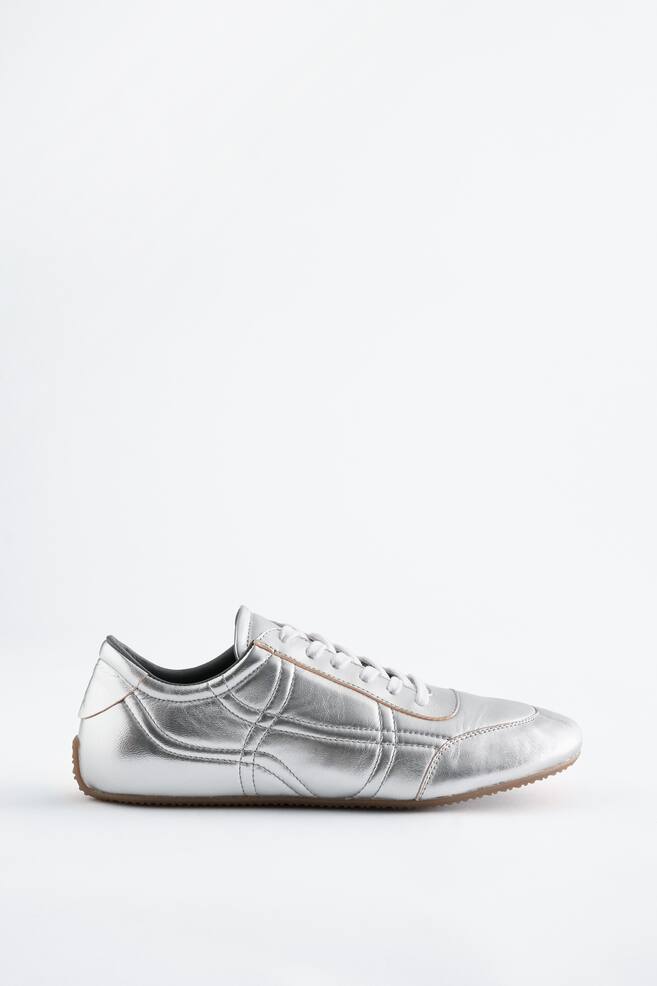 Minimalistische Sneaker aus Leder - Silber - 1