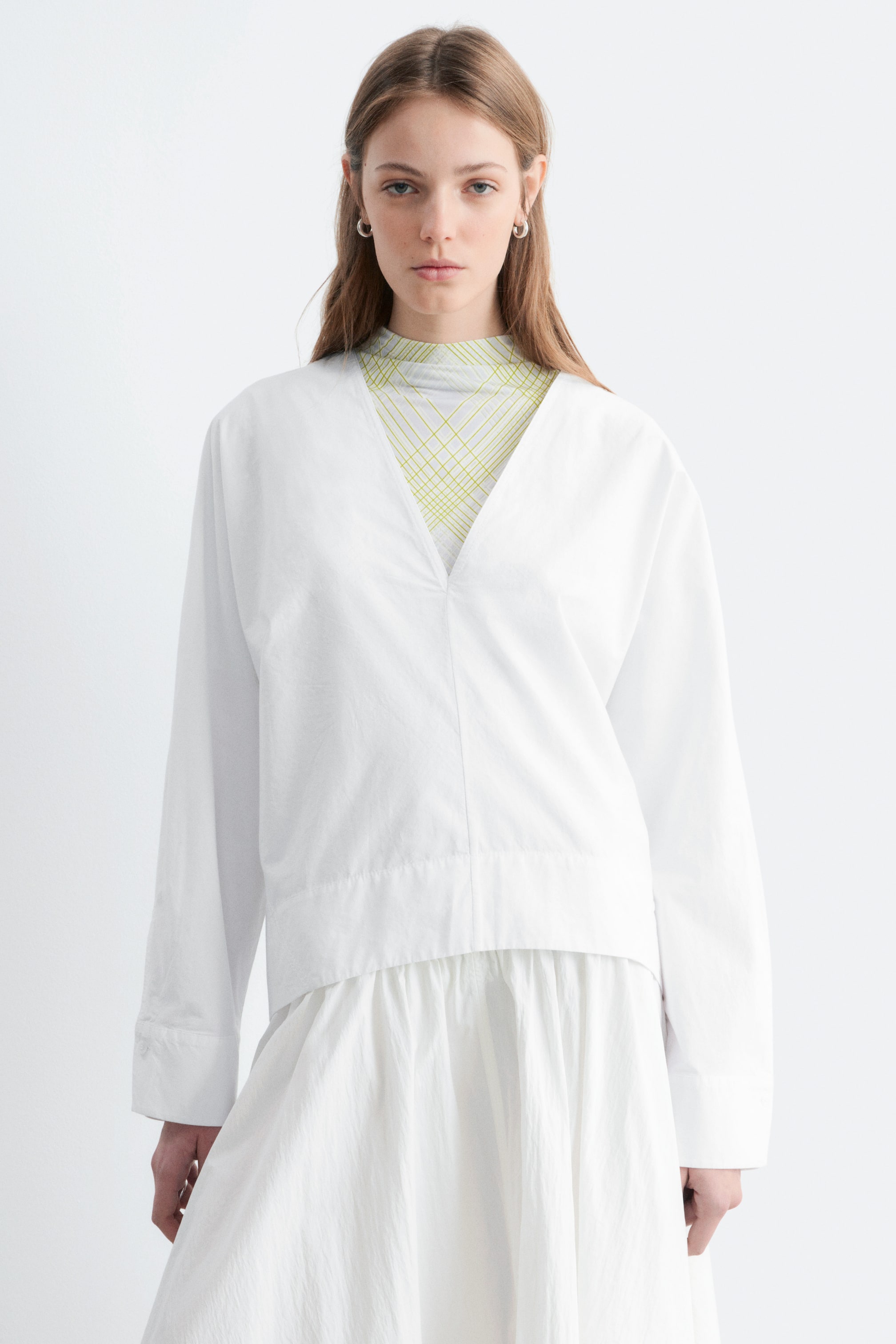 Vis større bilde: Skulpturell bomullsbluse med V-hals - Hvit - Ladies | H&M NO 1