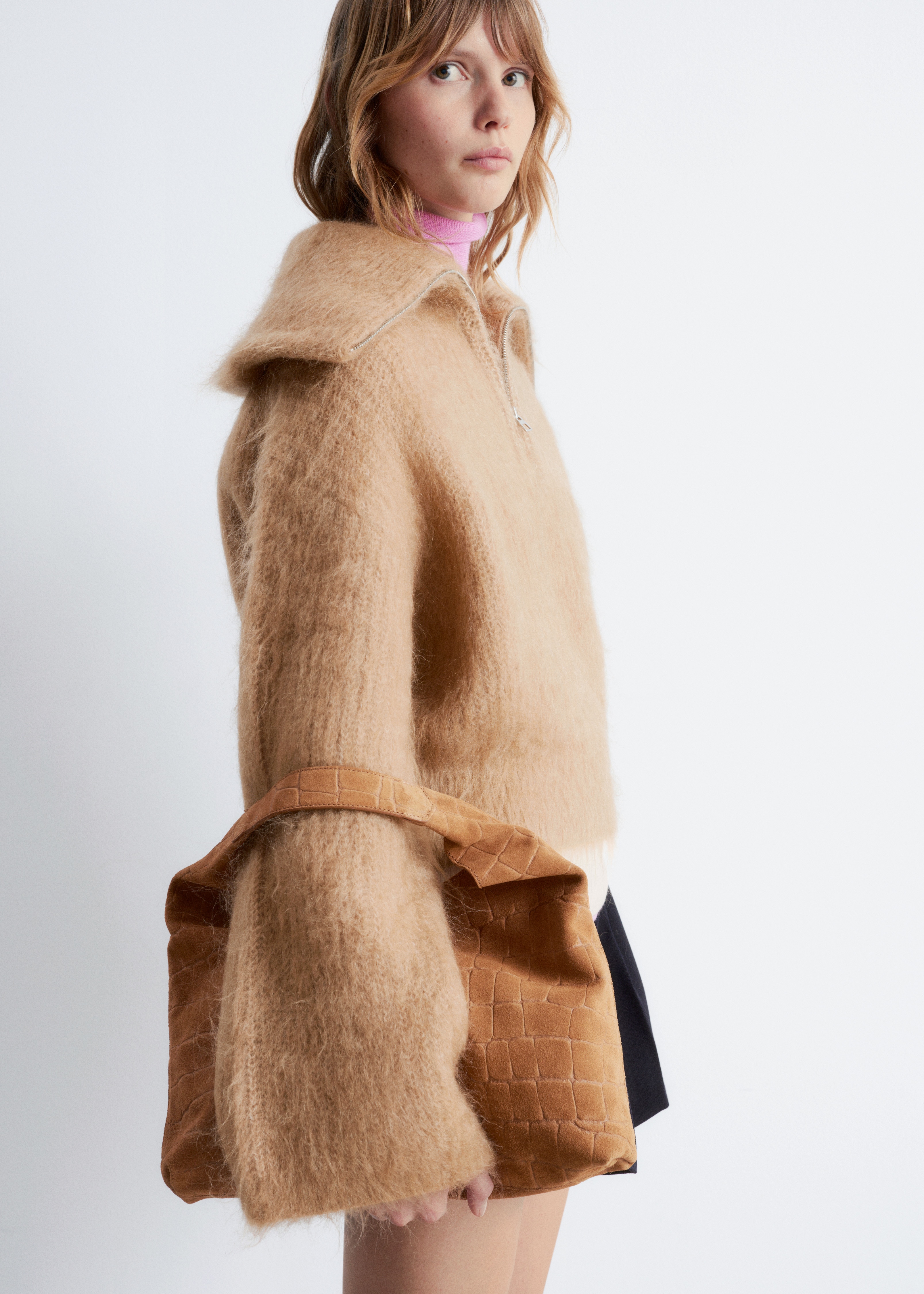 Kleine suède draagtas met krokodillenpatroon - Donkerbeige