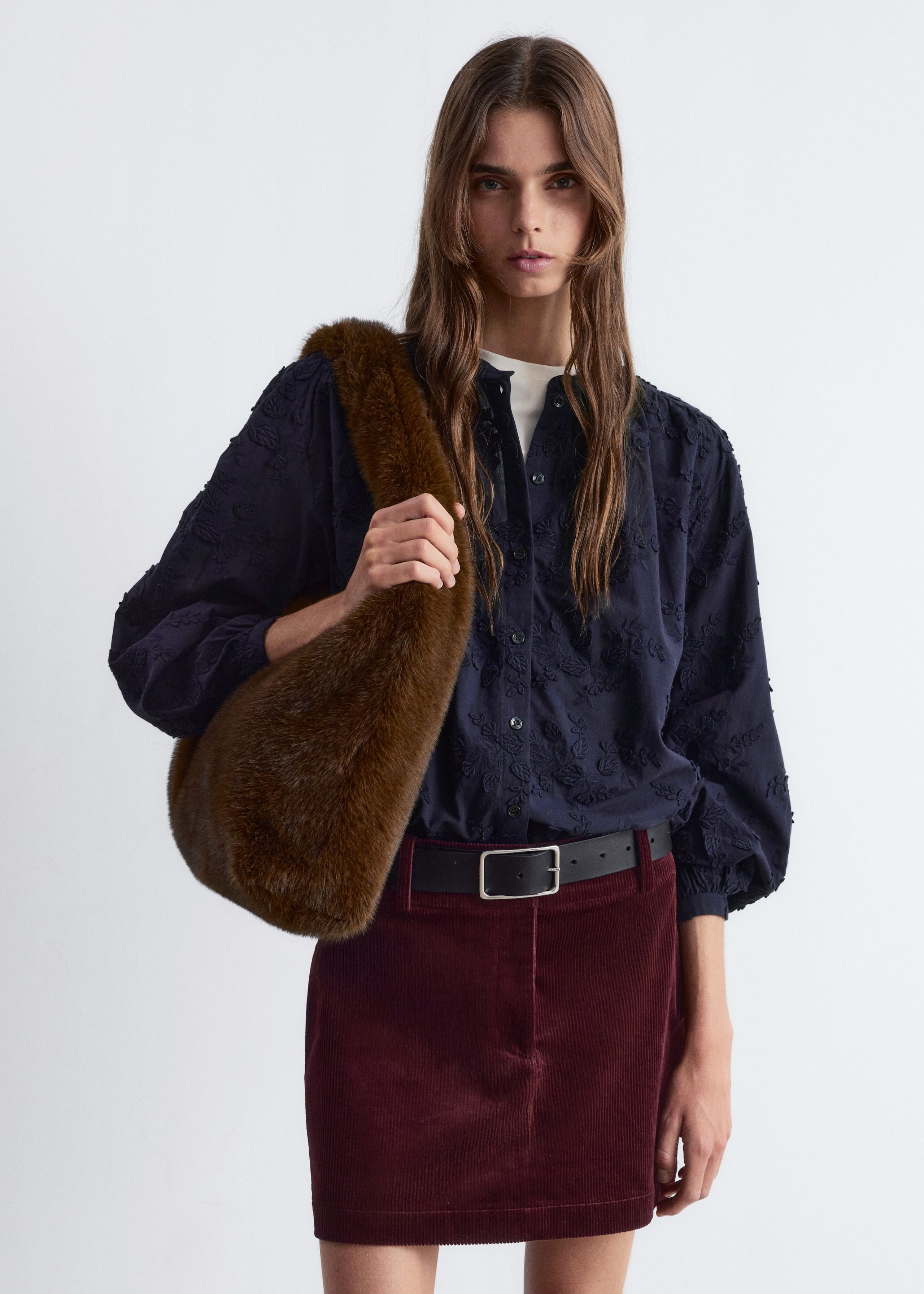 Image of Voluminös blus med blomapplikationer