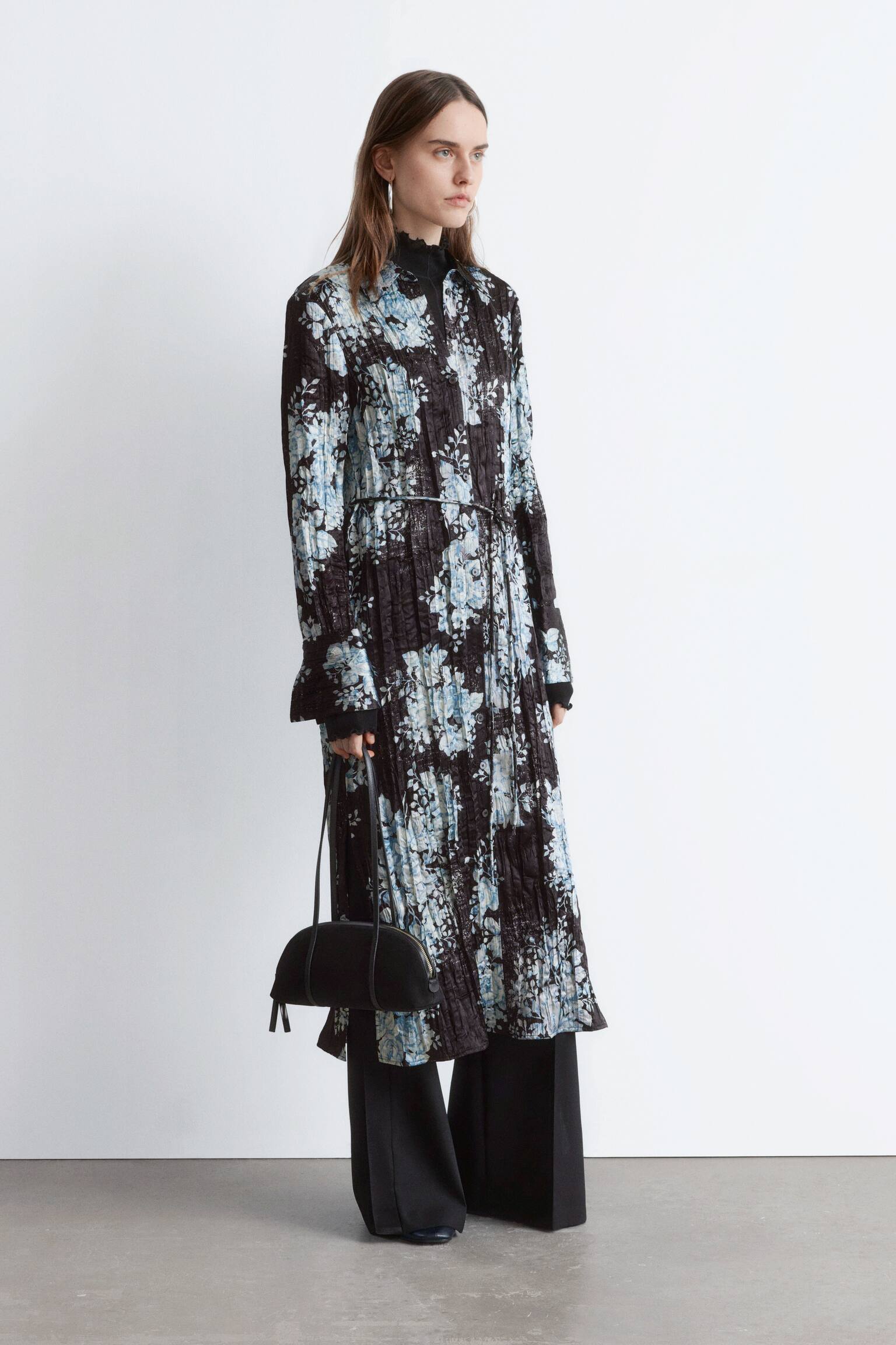 Midilang skjortekjole i crêpe-stof - Sort blomstret - 5