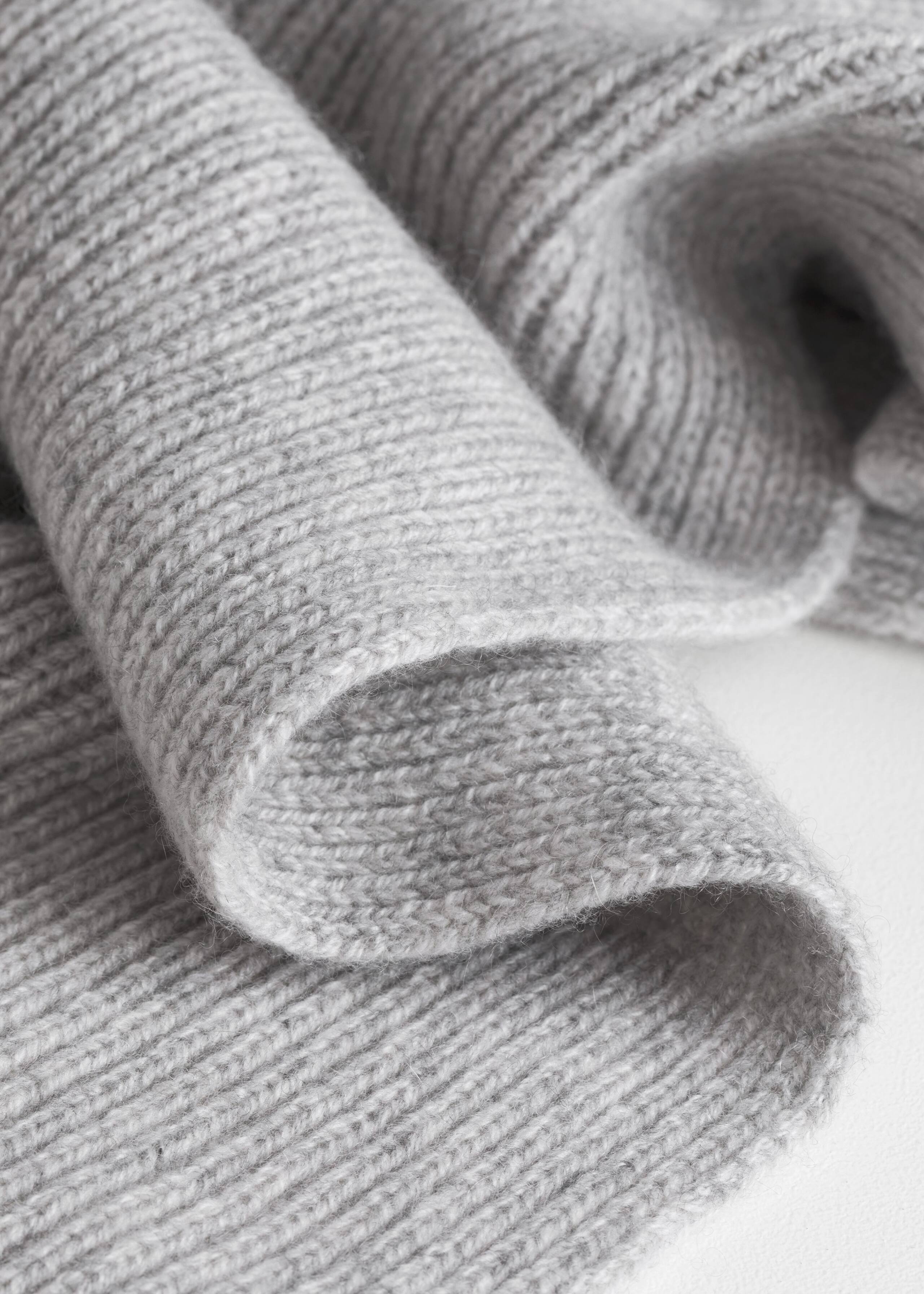 CashmereRibbedKnitScarf - {{variantName}} - Detalle descriptivo