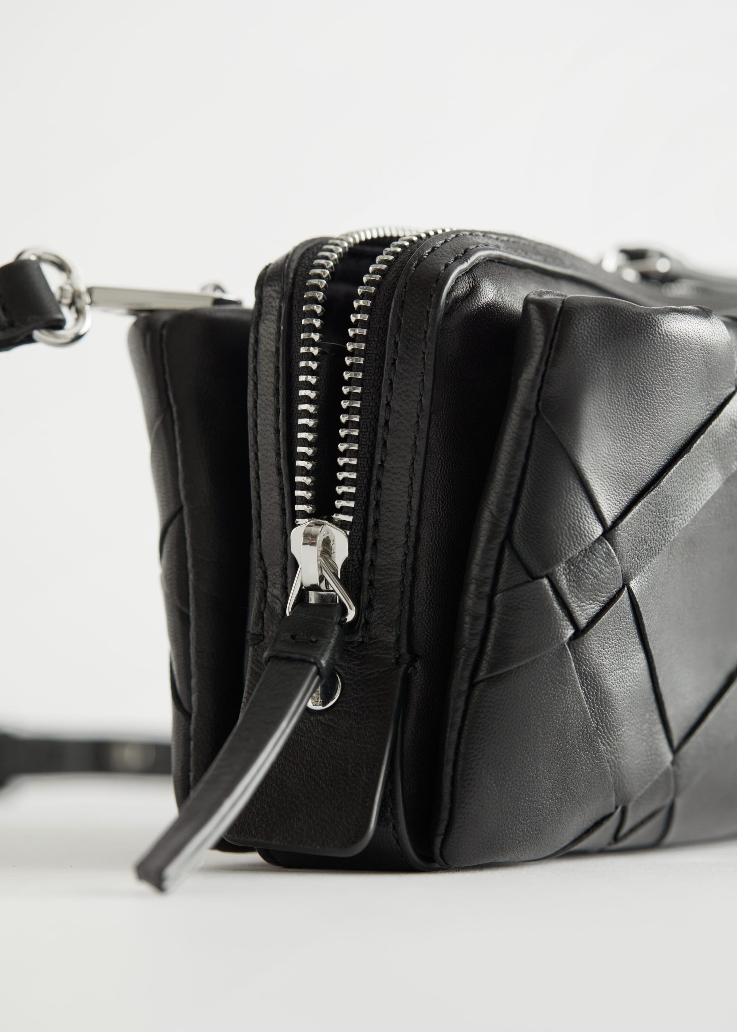 Leather Crossbody Bag - {{variantName}} - Descrizione dettagliata