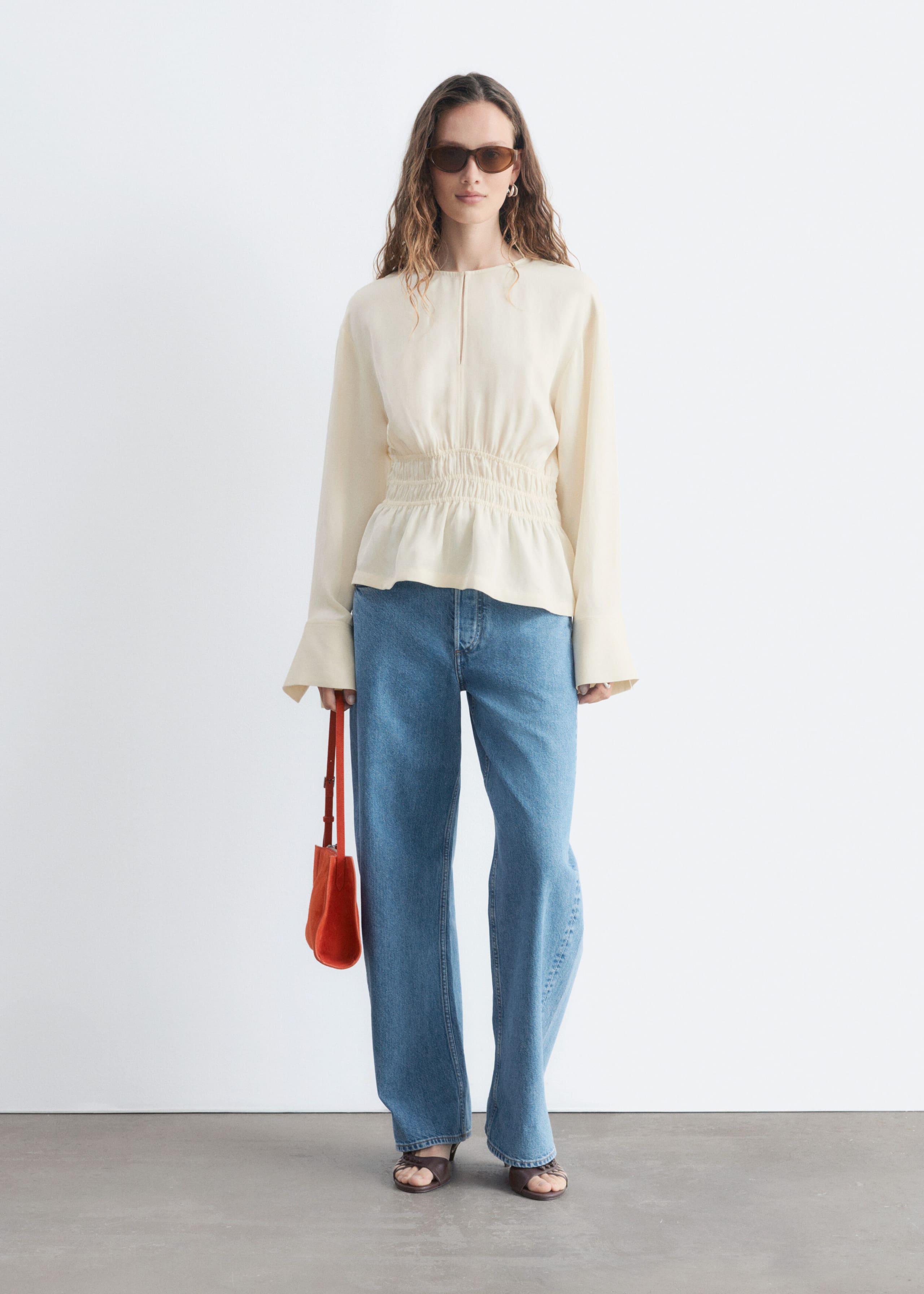 Linneblus med smockad midja – Svart – lookbook