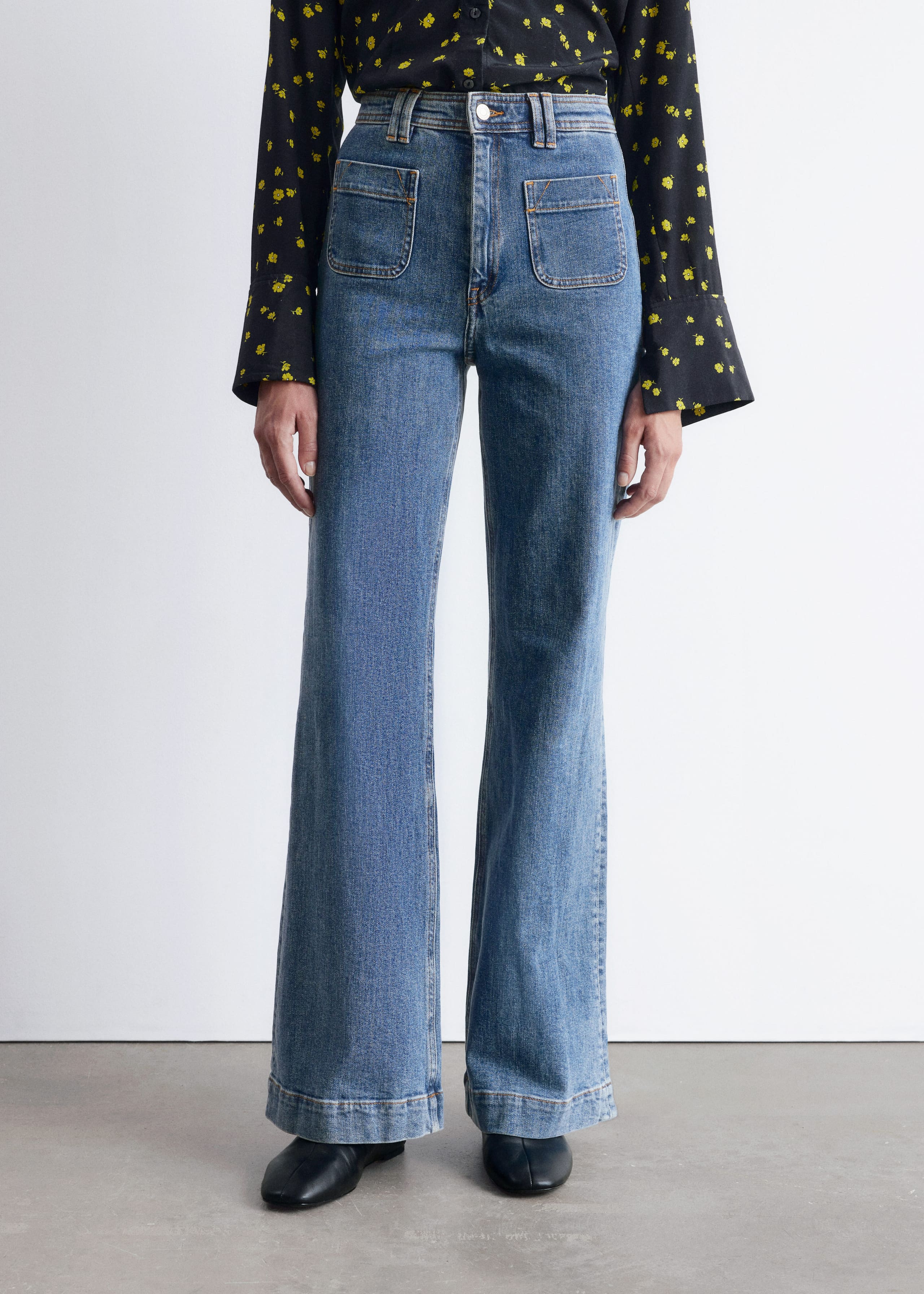 Image of Ausgestellte Jeans mit hohem Bund