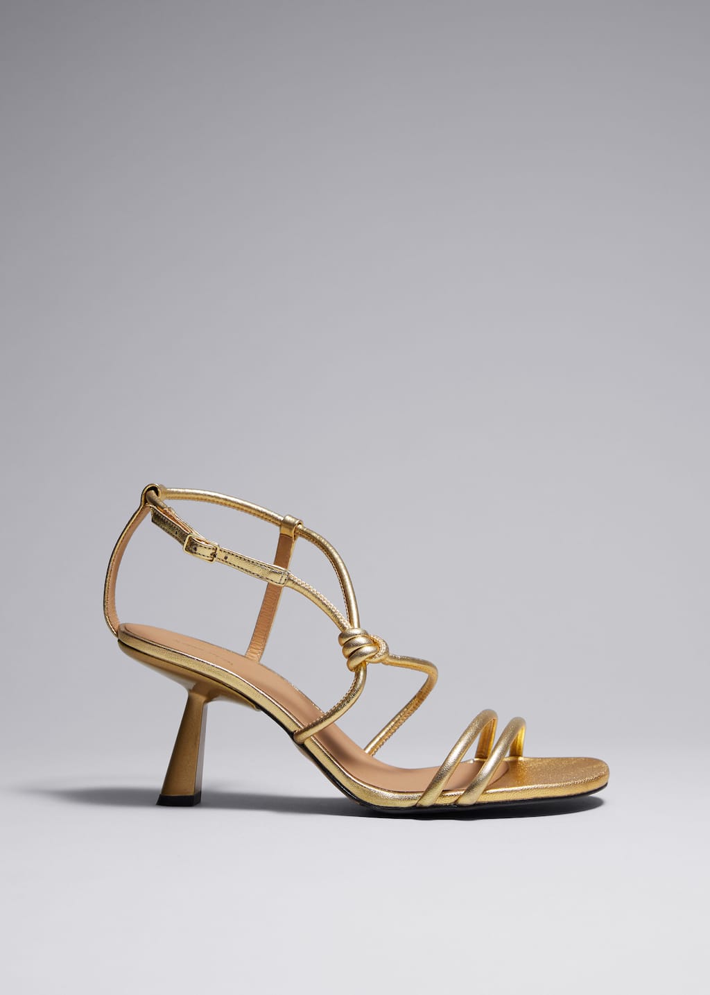 Sandaletter med knutar