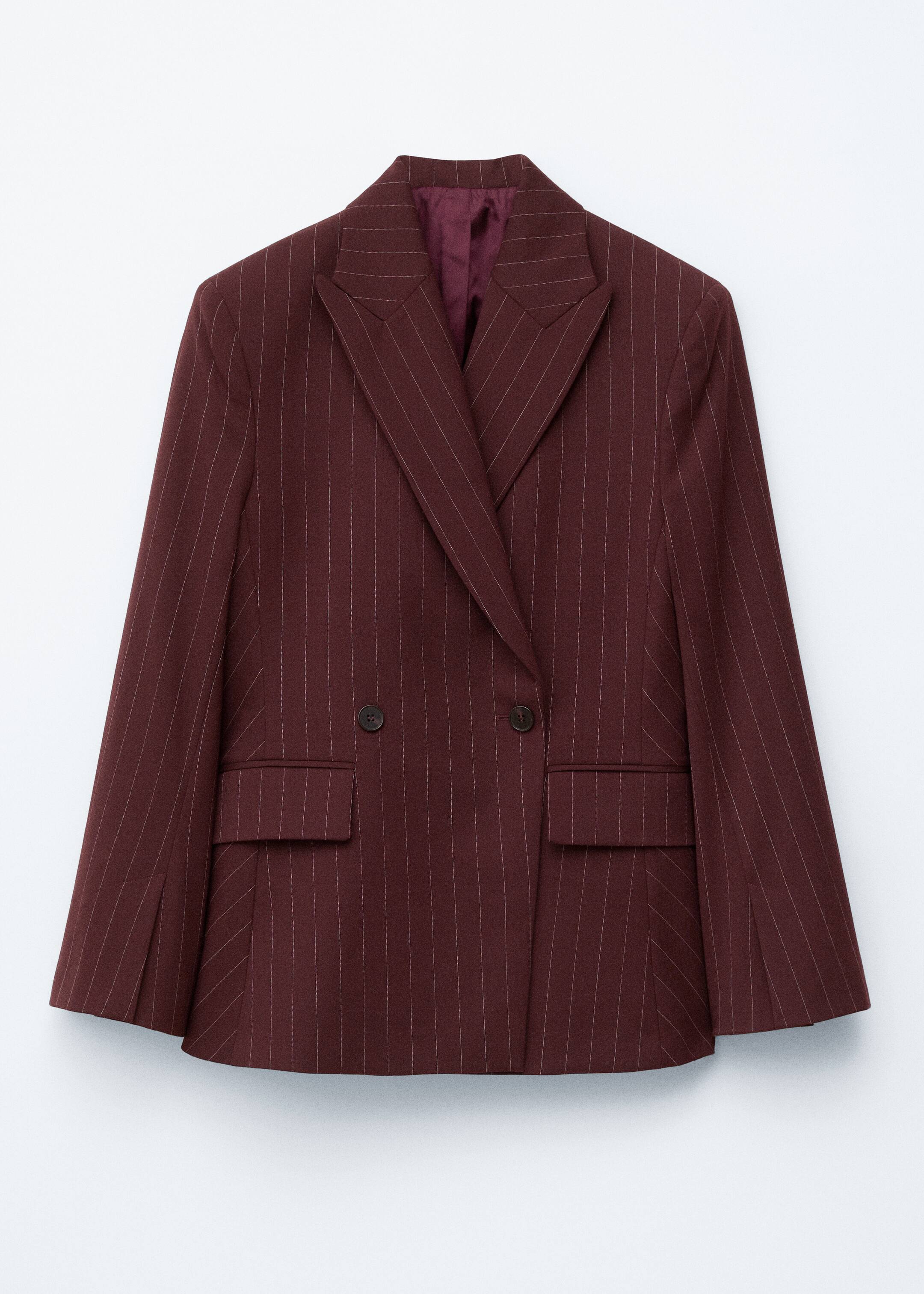 Agrandir l'image: Un blazer croisé à rayures fines rouge foncé affiche des revers en pointe, une fermeture à boutons croisés avec deux boutons sombres visibles, et deux poches à rabat à l'avant.